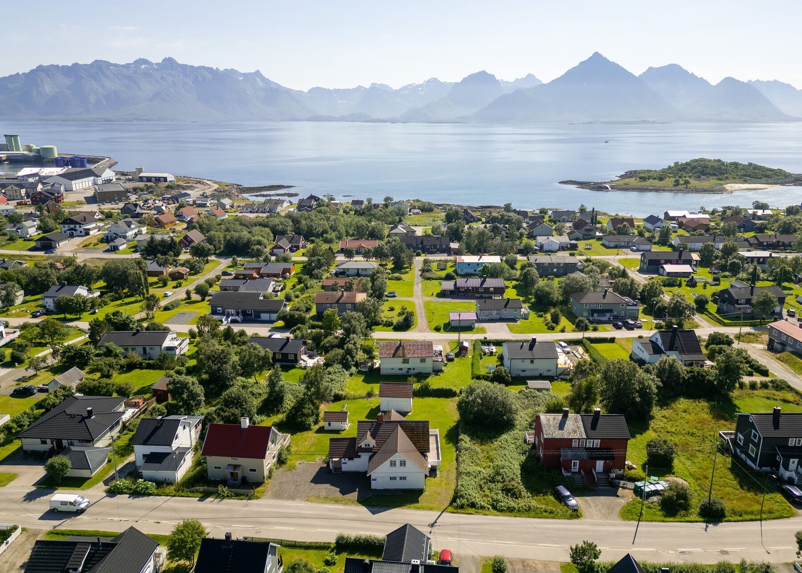Eiendommen har beliggenhet i etablert villastrøk i Coldevins gate, sentralt på Melbu. Galleribilde