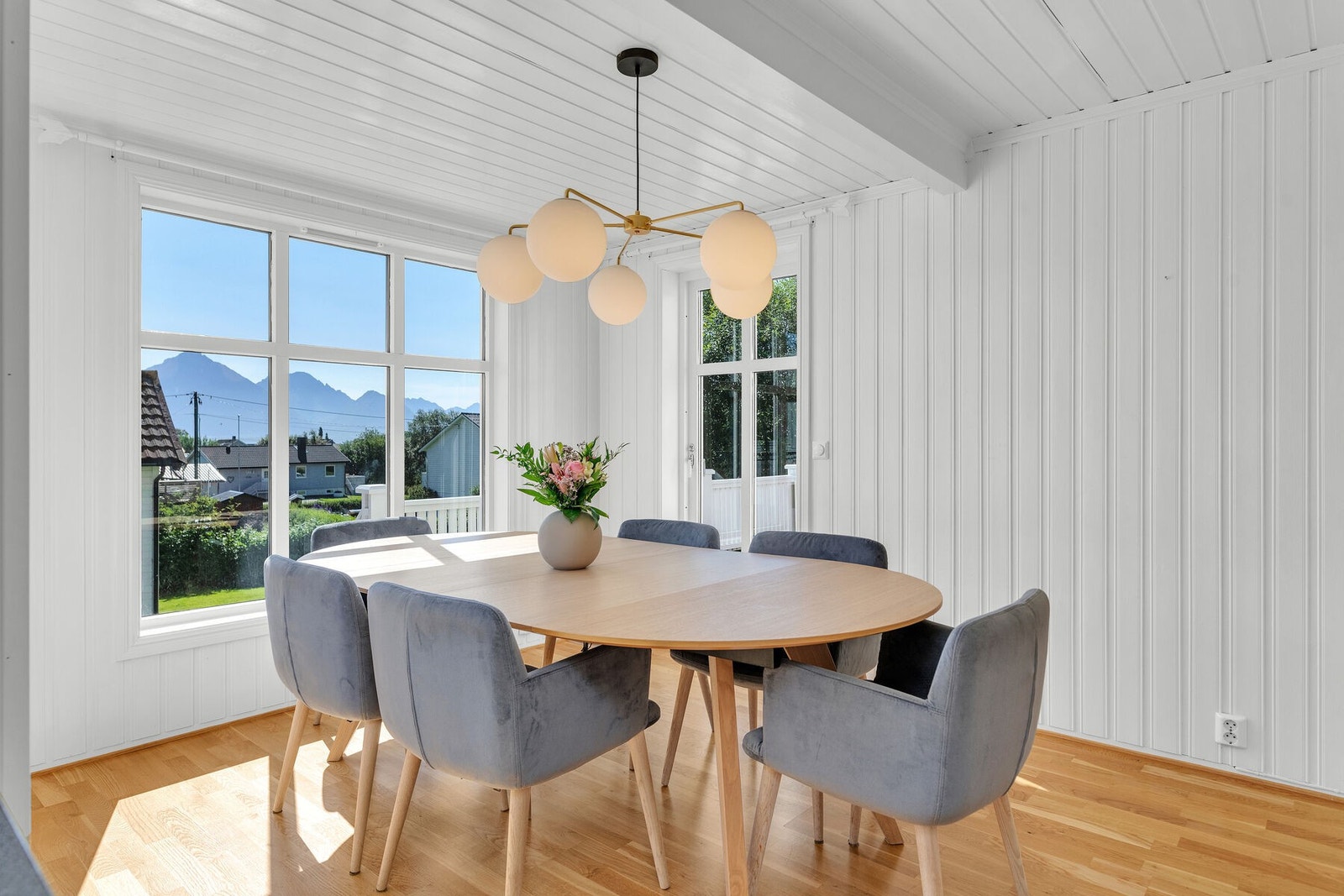 Spisestuen har utgang til terrassen. Galleribilde