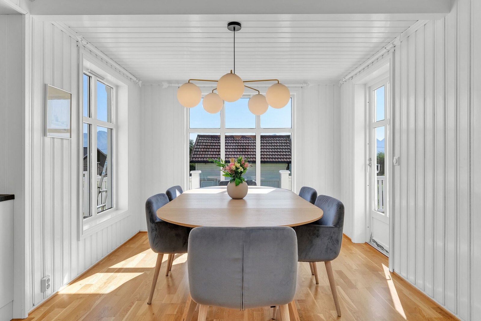 Trivelig spiseplass med gode lysforhold og plass til mange. Galleribilde