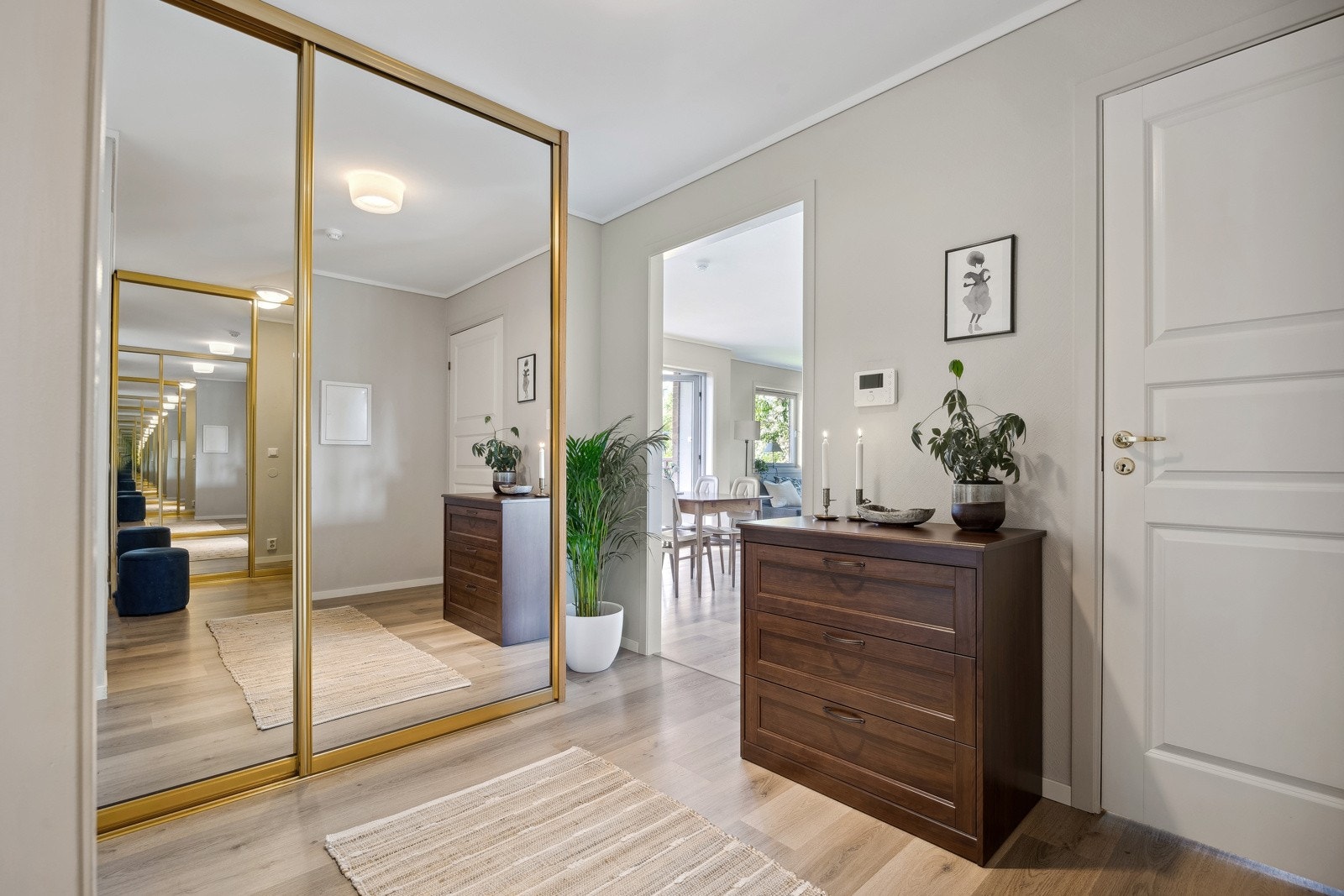 Entréen har to store skyvedørsgarderober som byr på gode oppbevaringsmuligheter. Galleribilde