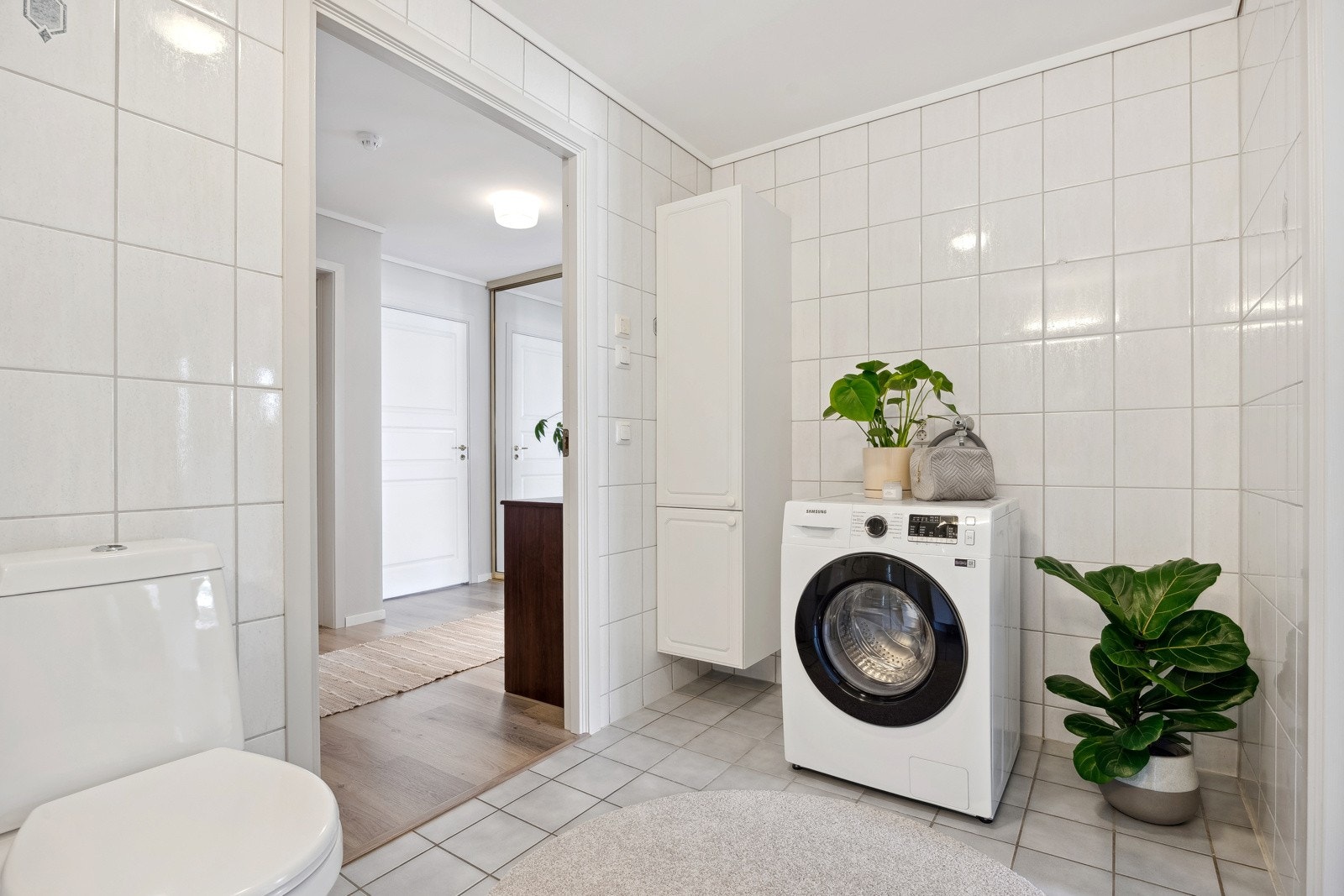 Badet har inngang fra både stue og entré. Det er opplegg for vaskemaskin på badet. Galleribilde