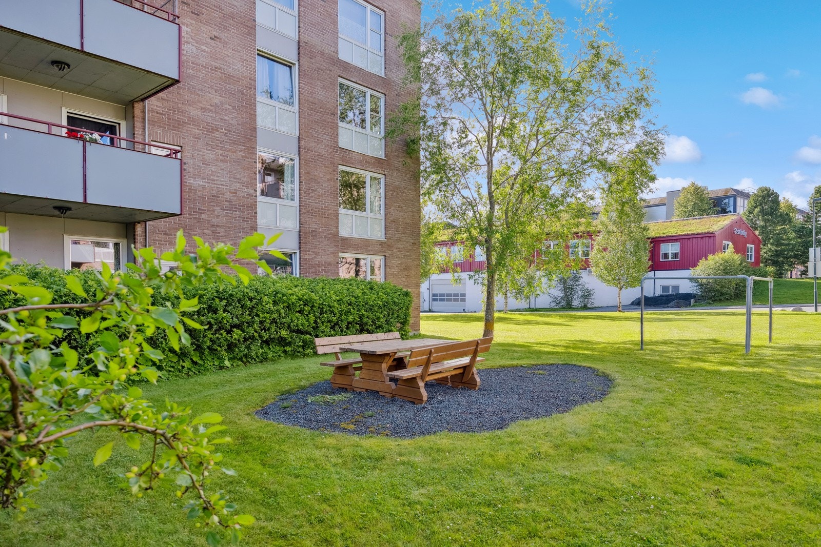 I borettslaget er det er to fellesstuer med kjøkken som kan lånes gratis til f.eks. bursdag og møter, den ene oppusset i 2023. Galleribilde