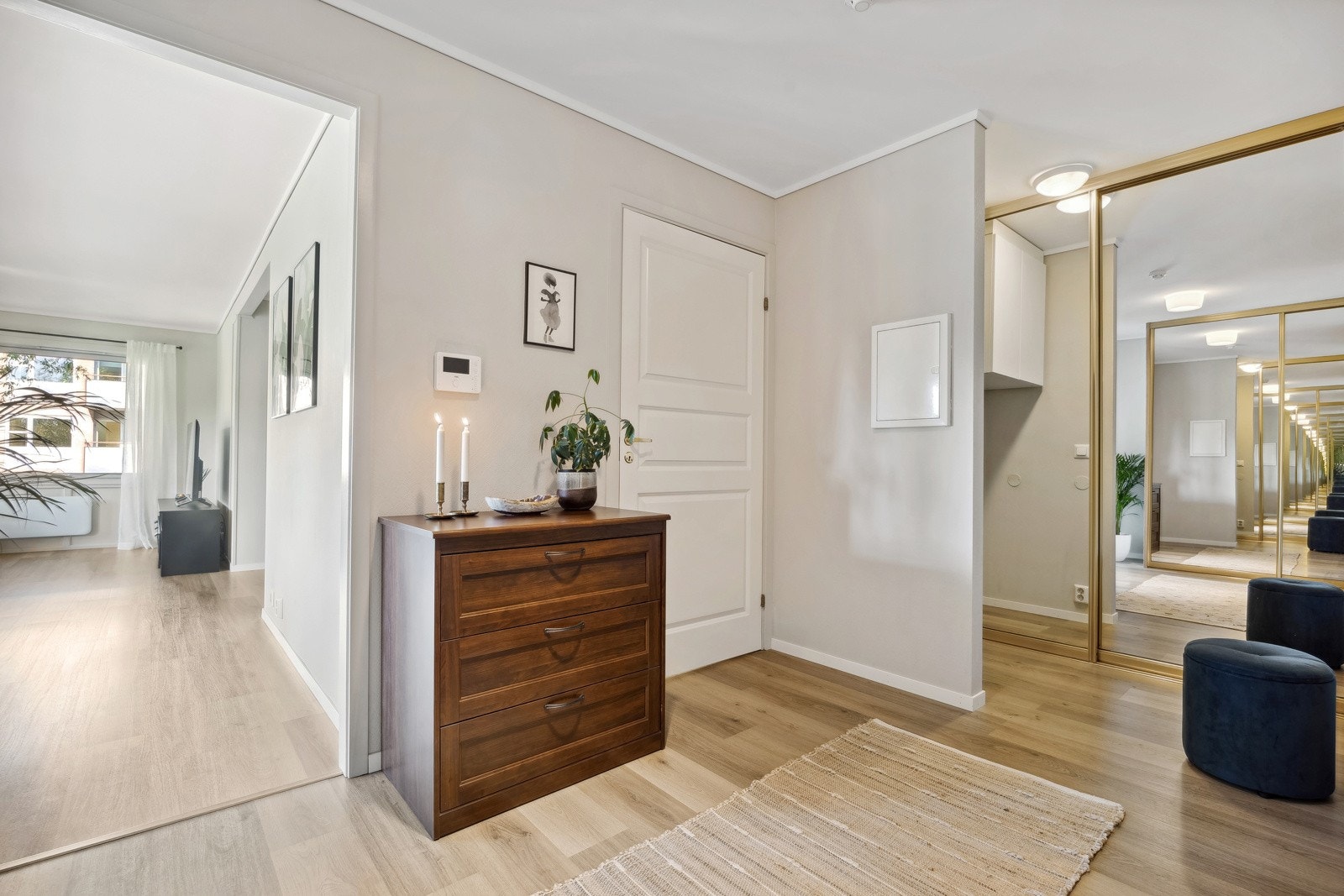 Fra gangen kommer man inn til stue/kjøkken. Galleribilde