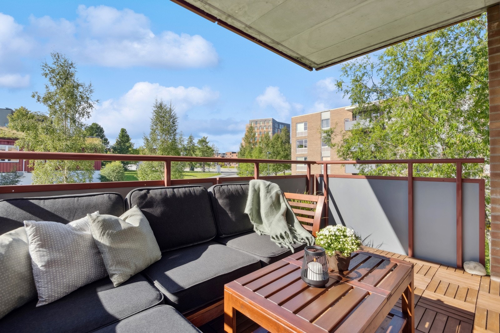 Balkongen blir en naturlig forlengelse av stuen på varme sommerdager. Galleribilde