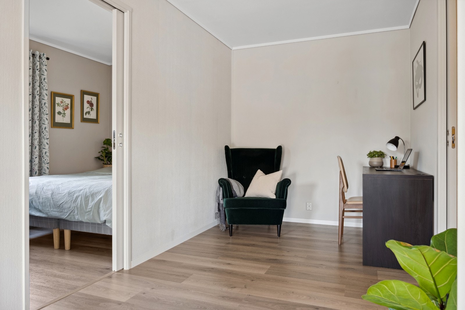 Offentlig transport ligger ca 200m unna. Linje 3 og 14, samt flybussen, har avganger herfra. Linje 12 ligger ca 450m unna, som passerer Solsiden, Sirkus Shopping og Dragvoll blant annet. Galleribilde