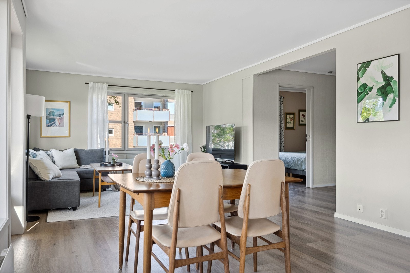 Nærmeste dagligvare ligger ca. 300m unna. Galleribilde