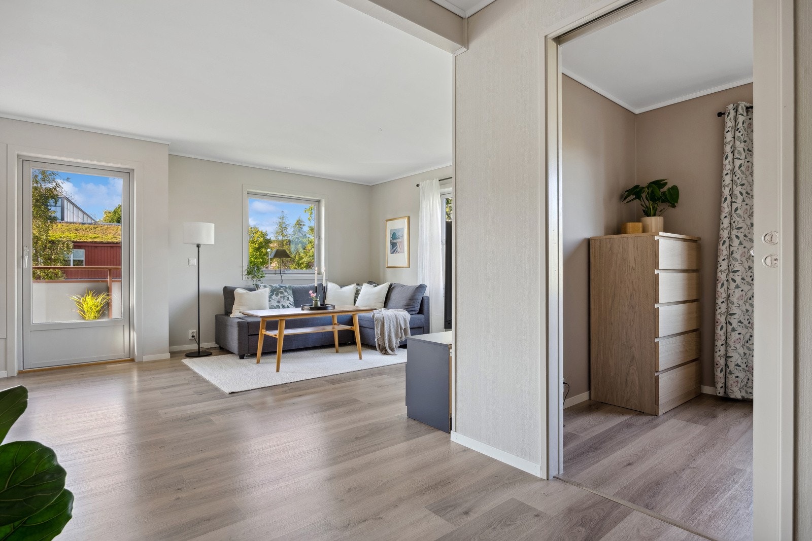 Stuen har mange forskjellige/naturlige soner som gjør det lett å innrede. Galleribilde