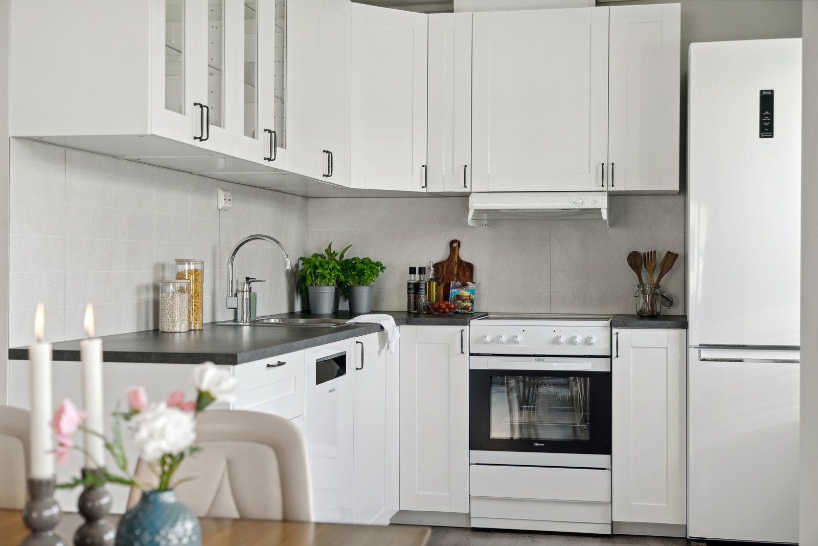 Kjøkkeninnredningen er fra 2020 og har profilerte fronter og benkeplate av laminat. Galleribilde