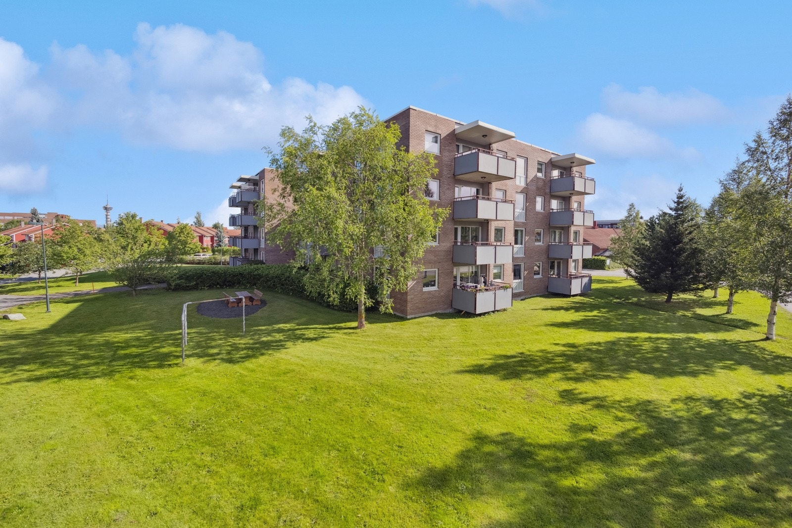 Velkommen til Frode Rinnans veg 2, en lys og innbydende leilighet med sentral beliggenhet på Moholt. Galleribilde