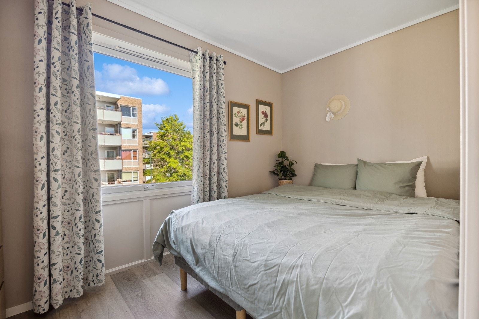 Hovedsoverommet med god plass til dobbeltseng og annet møblement. Galleribilde