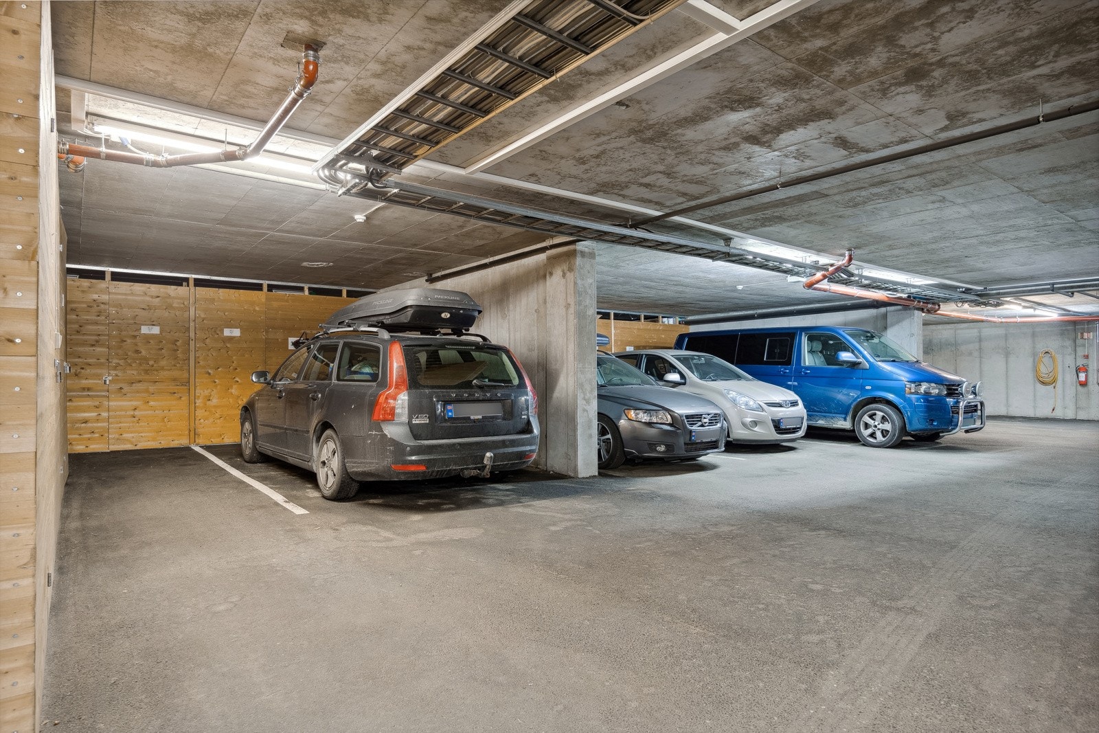 Boligen har tilhørende fast parkeringsplass i kjeller. Parkering er forran egen bod. Galleribilde