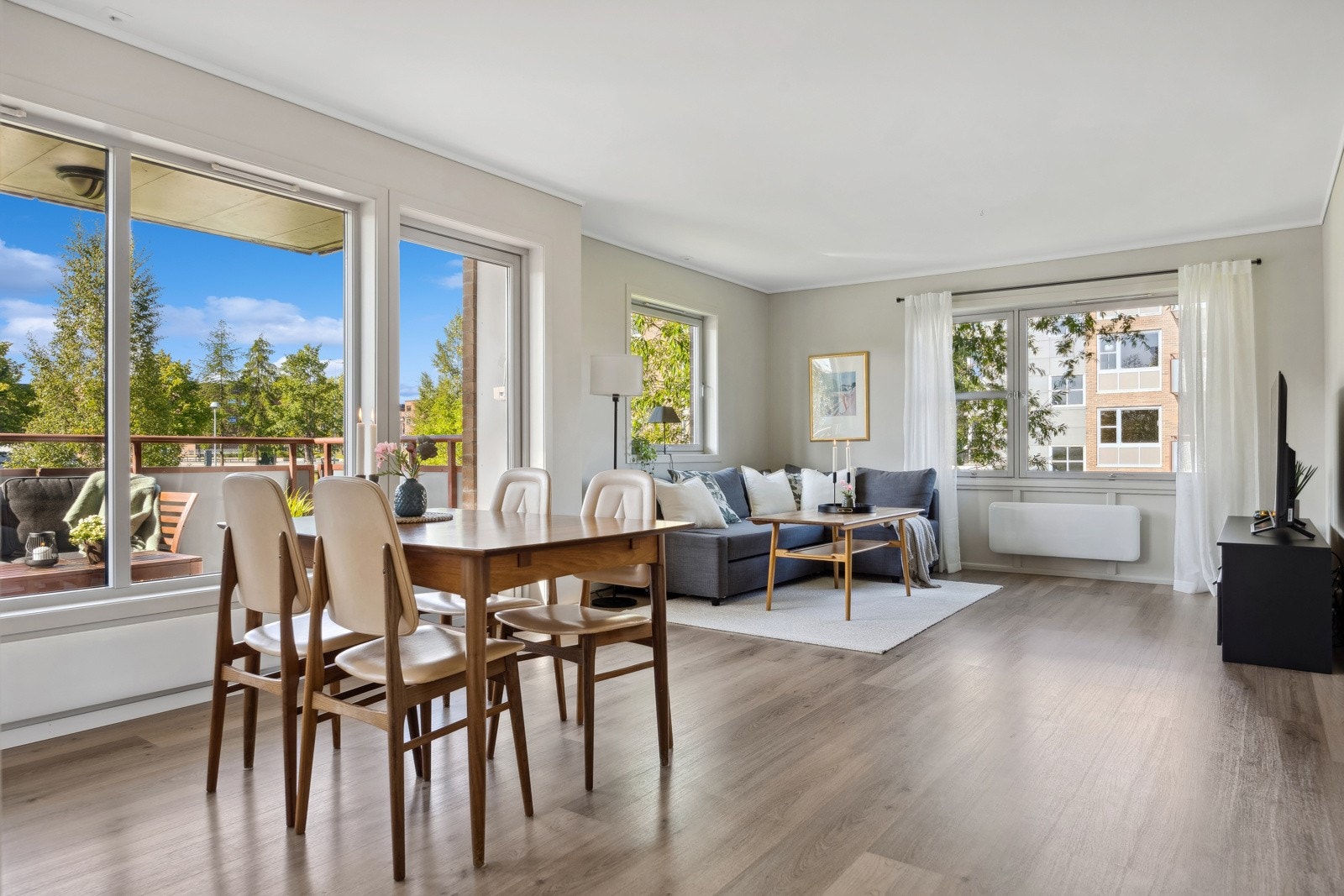 Stuen har en sosial planløsning som skaper en naturlig plass til en større spisegruppe. Galleribilde