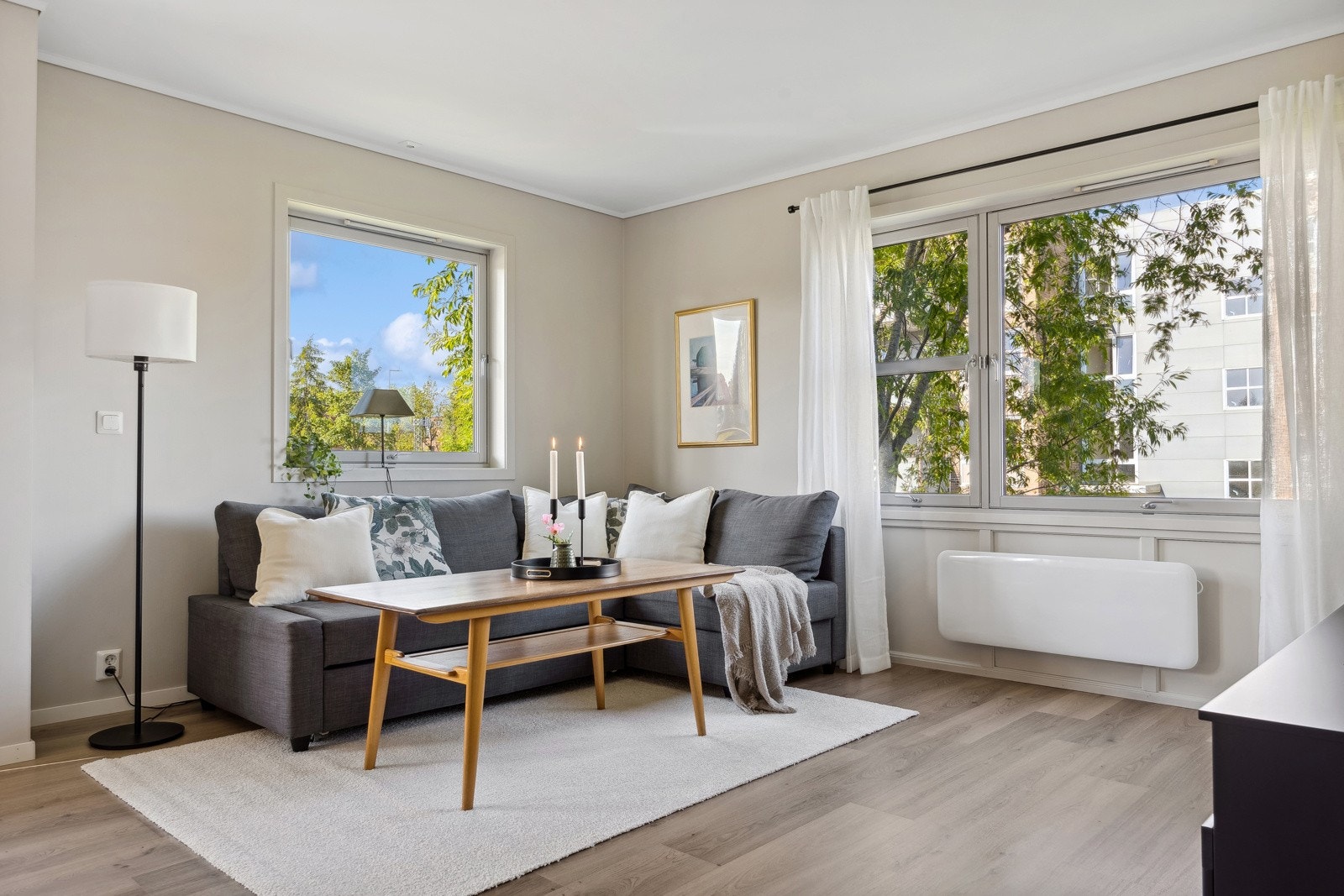 Lys og luftig stue med store vindusflater som gir godt med naturlig lysinnslipp. Galleribilde