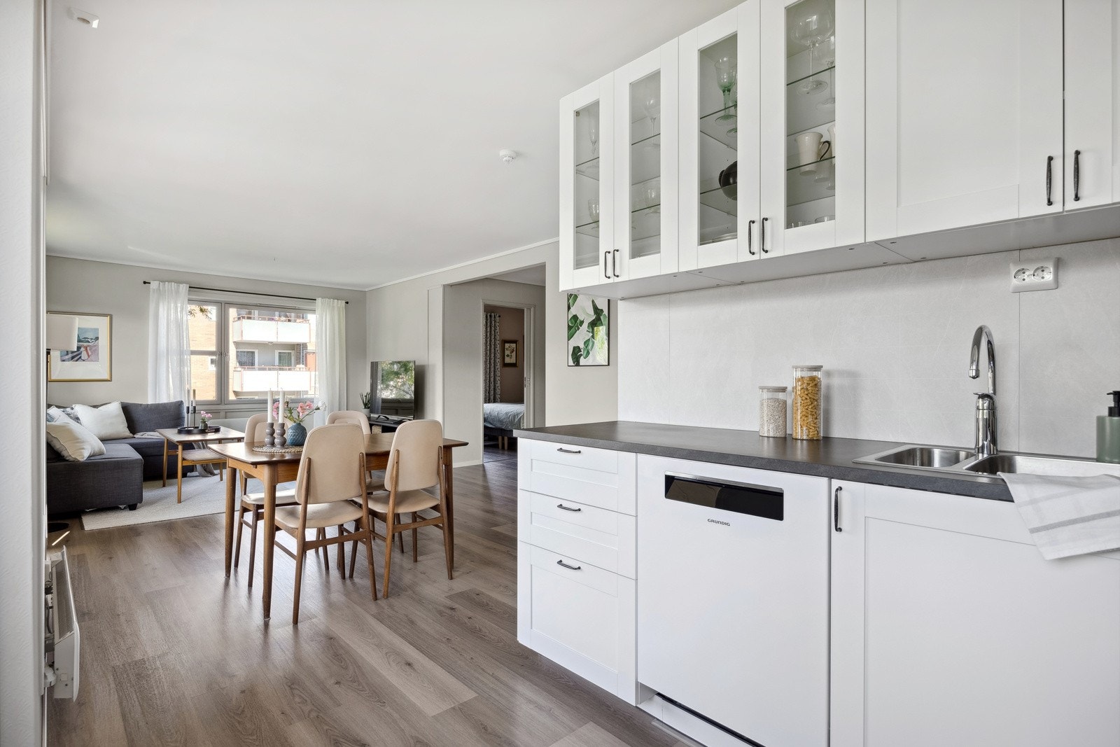 Åpen kjøkkenløsning med innredning fra IKEA. Galleribilde