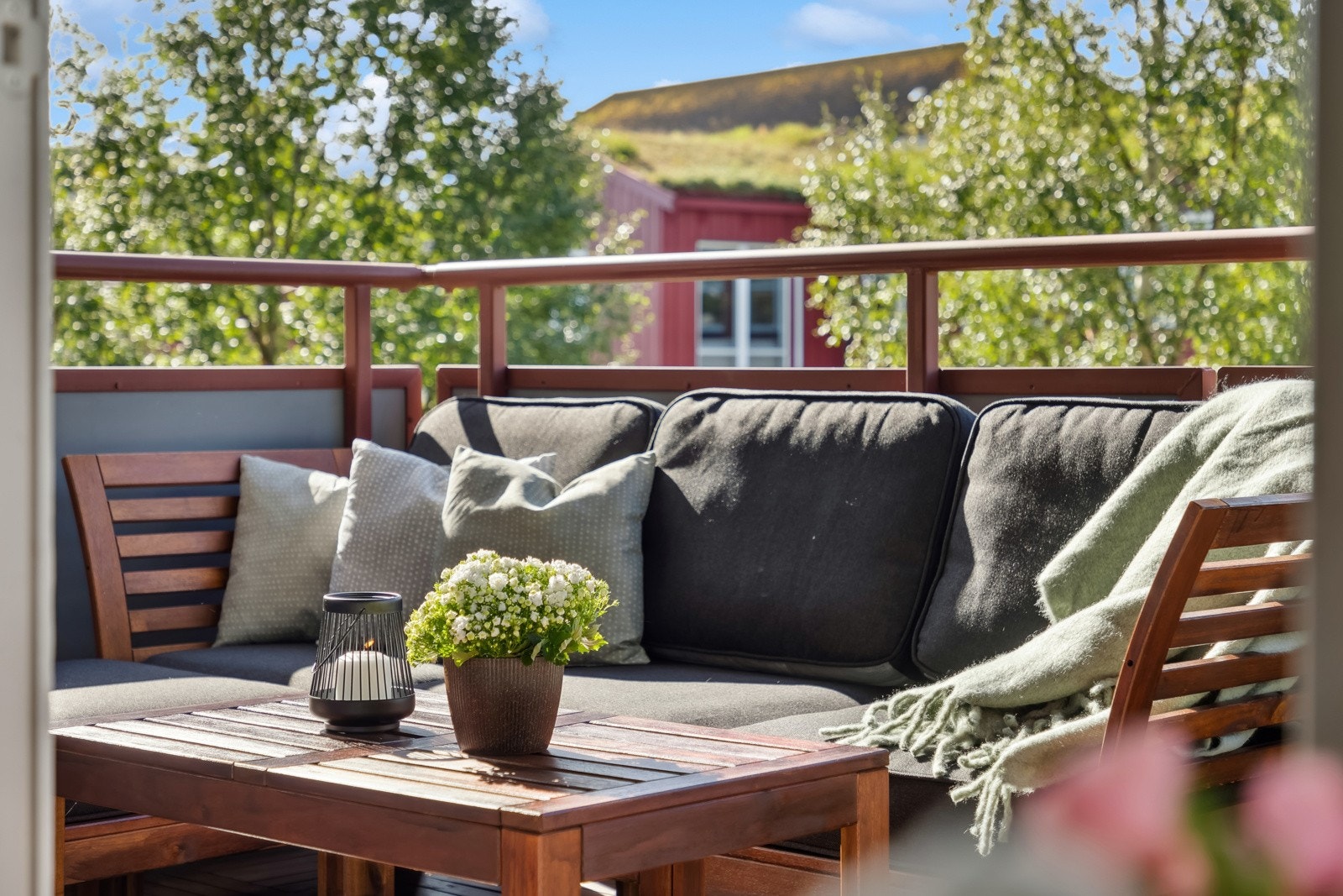 Balkongen måler 8 kvm og har god plass til utemøblement. Galleribilde