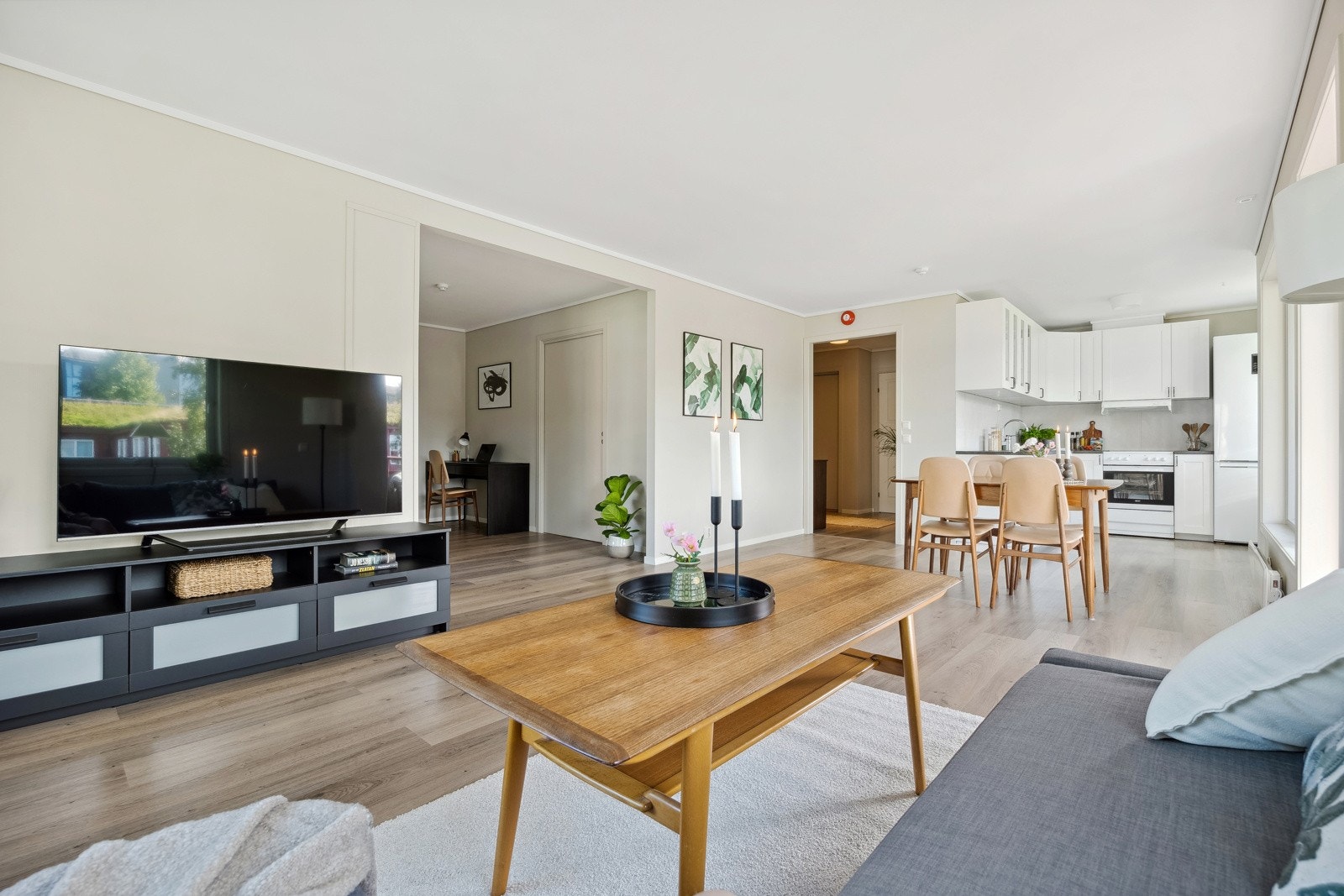 Det er god plass til sofa med tilhørende møblement. Galleribilde