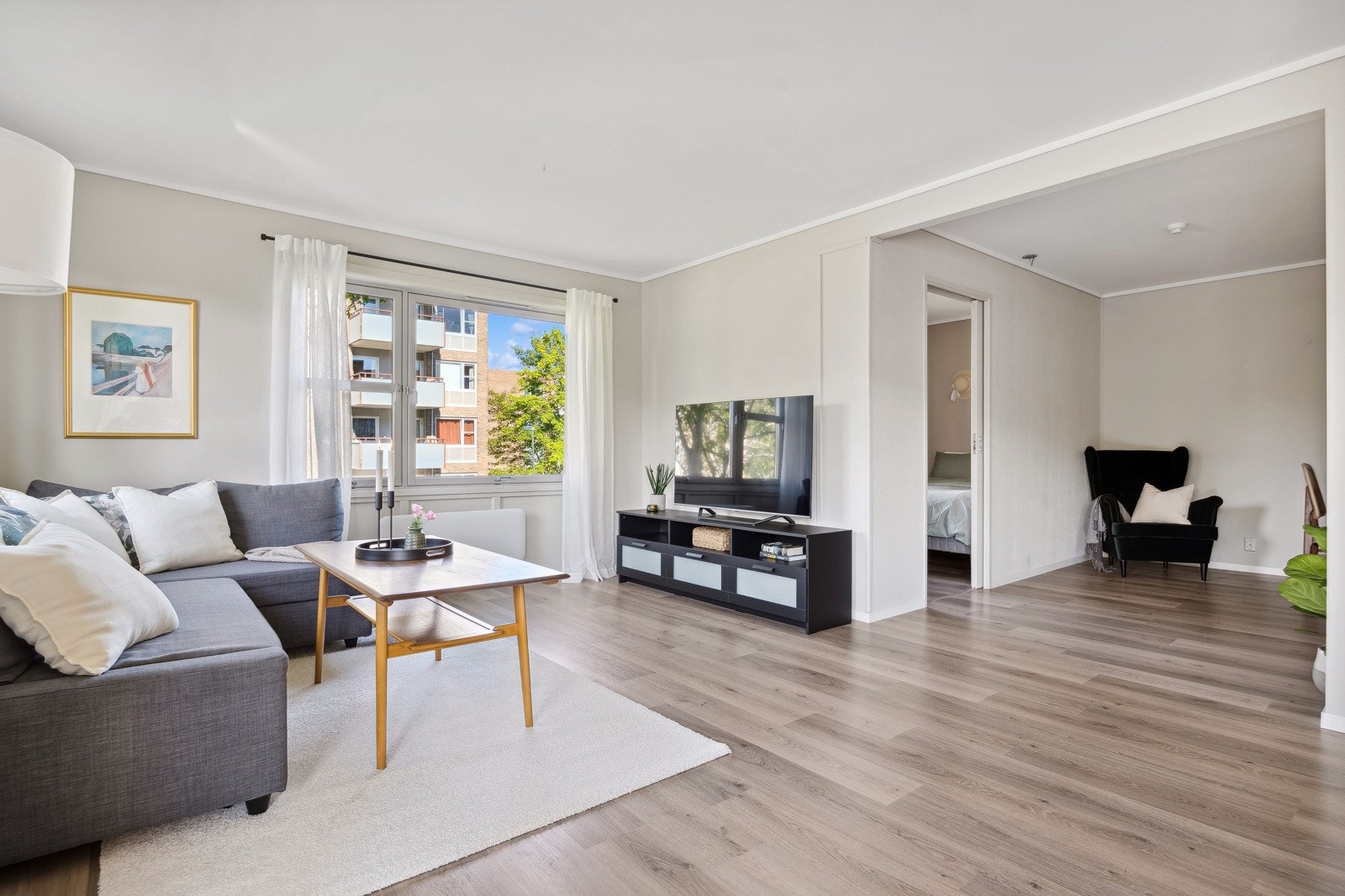 Boligen er malt i tidsriktige farger som gjør det enkelt å sette sitt personlige preg på leiligheten gjennom interiør. Galleribilde