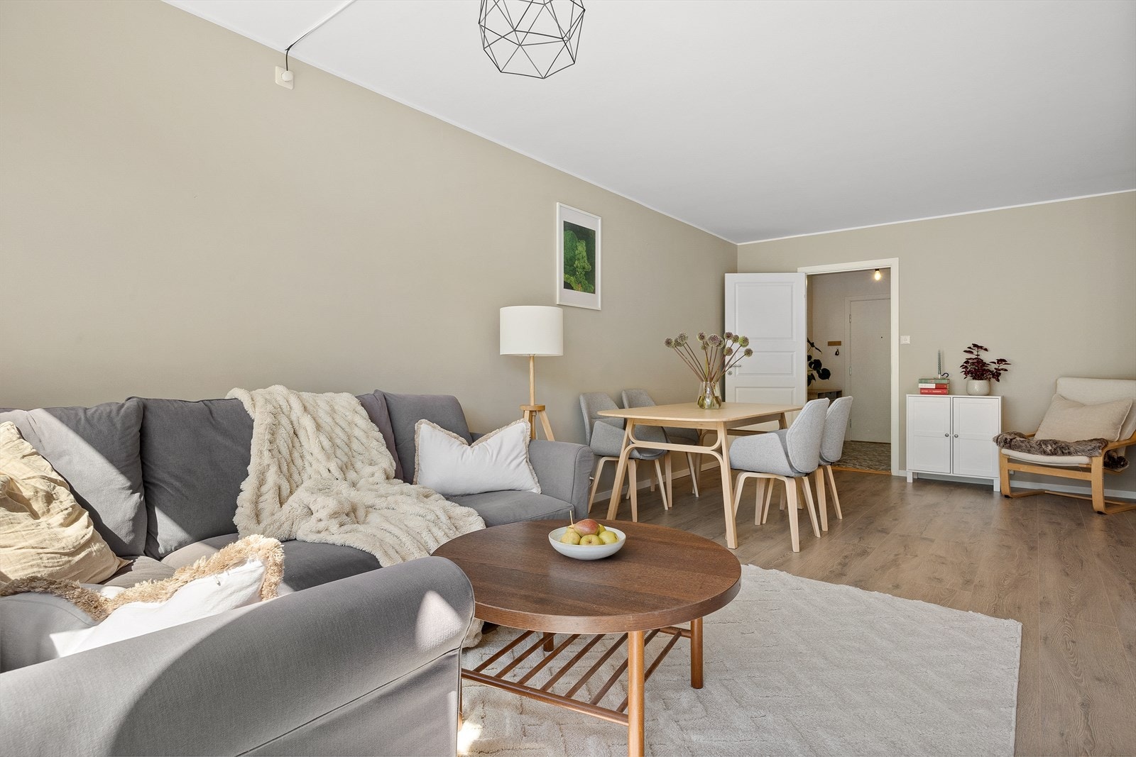 Stuen er lys og trivelig, med god plass til sofagruppe og øvrig ønsket møblement Galleribilde