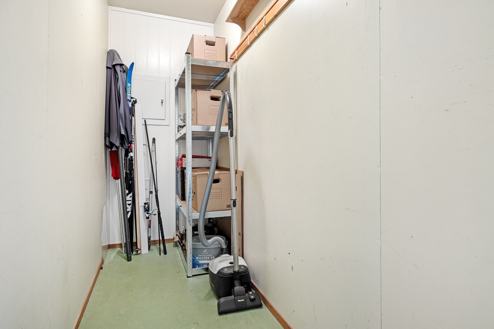 Innvendig bod med god lagringsplass. Det er for øvrig en ekstern bod på 2,1 m² og fast parkeringsplass i felles garasjeanlegg med lader til elbil Galleribilde