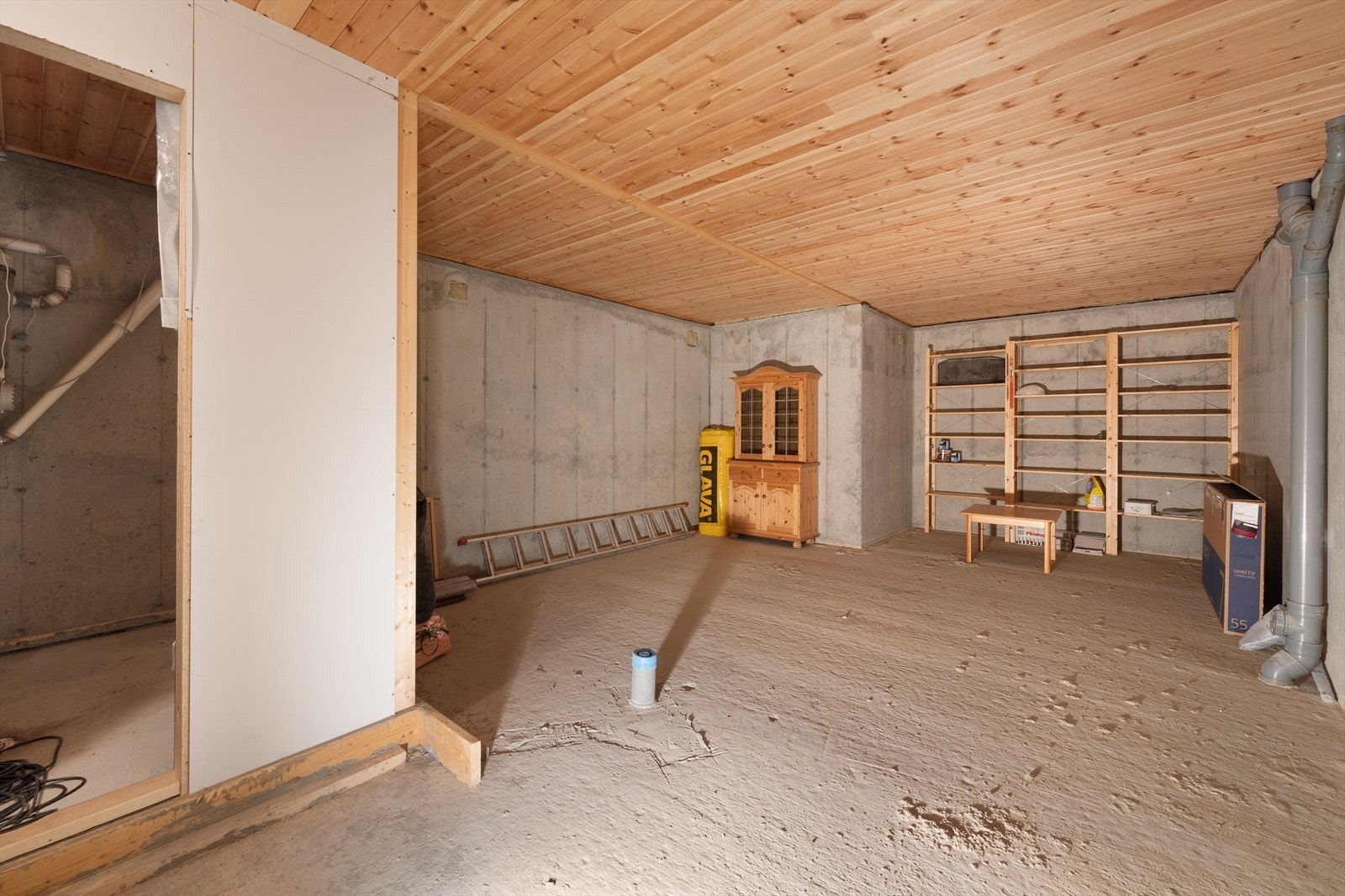 Kjeller har 40 m2 hvor det er tilrettelagt for bad, øvrig areal kan innredes. Galleribilde