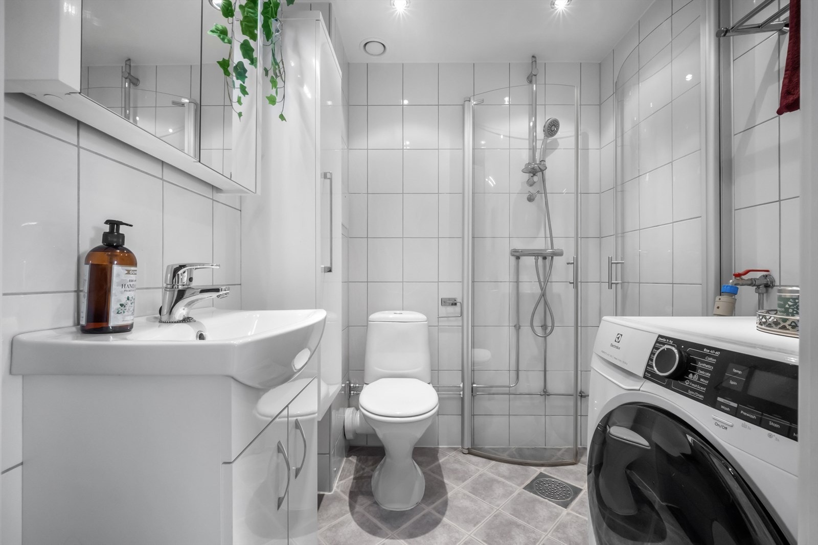 Badet er ifølge eier pusset opp i 2007 i regi av borettslaget. Baderomsinnredning bestående av benkeskap og høyskap med glatte fronter. Veggskap med speilfronter og belysning over servant. Galleribilde