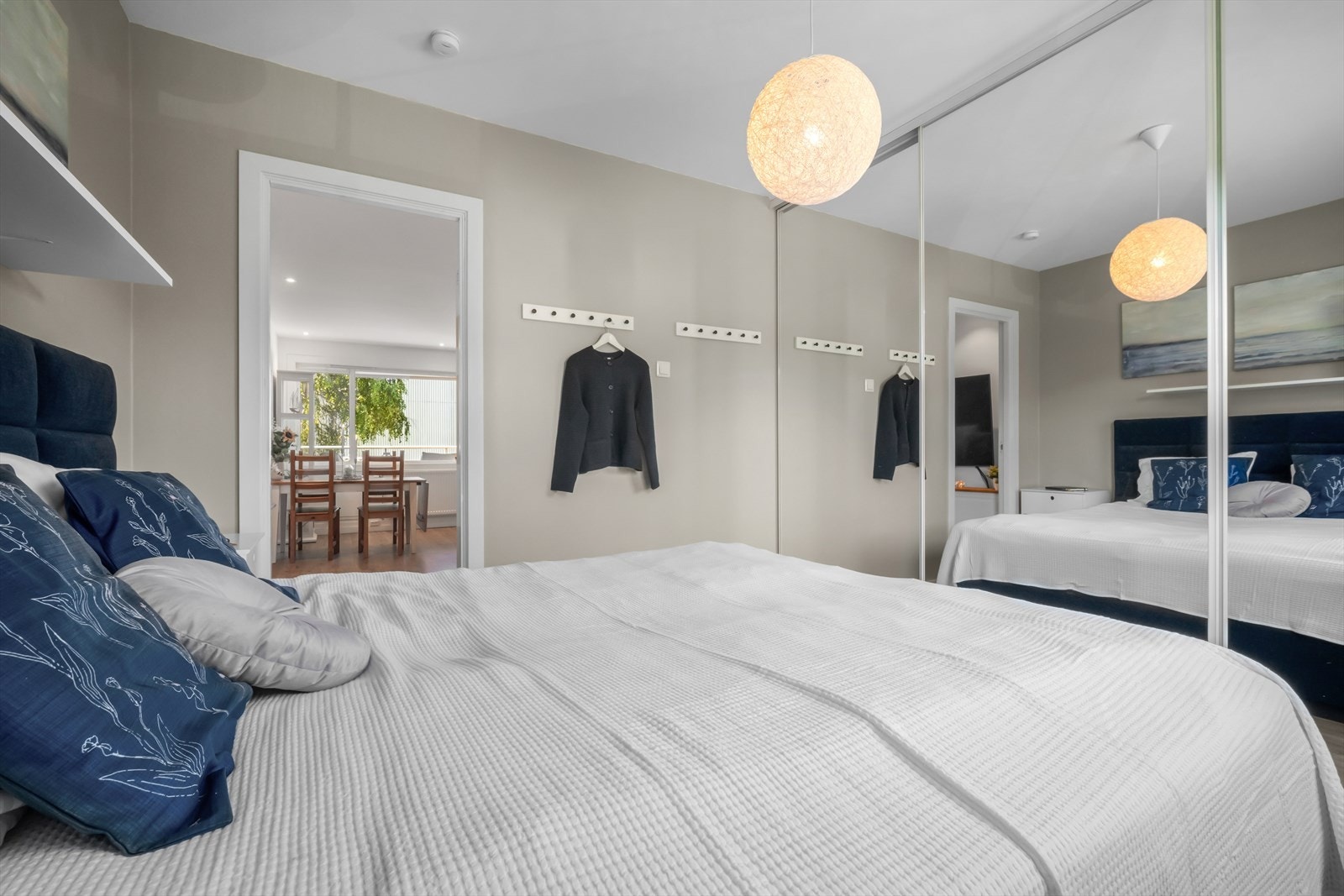 Hovedsoverommet har skyvedørsgarderobe med speilfronter. Galleribilde