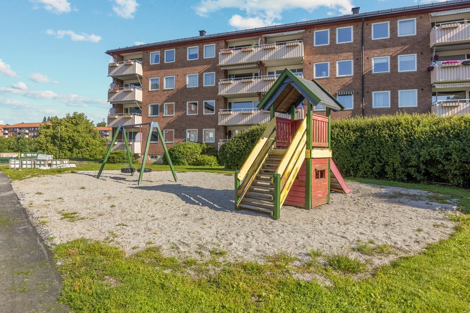Beliggenheten er populært og området er sentralt. Buss rett utenfor, t-bane og matvarebutikker (Meny, Kiwi og Rema 1000) i nærheten samt kort vei til marka. Galleribilde