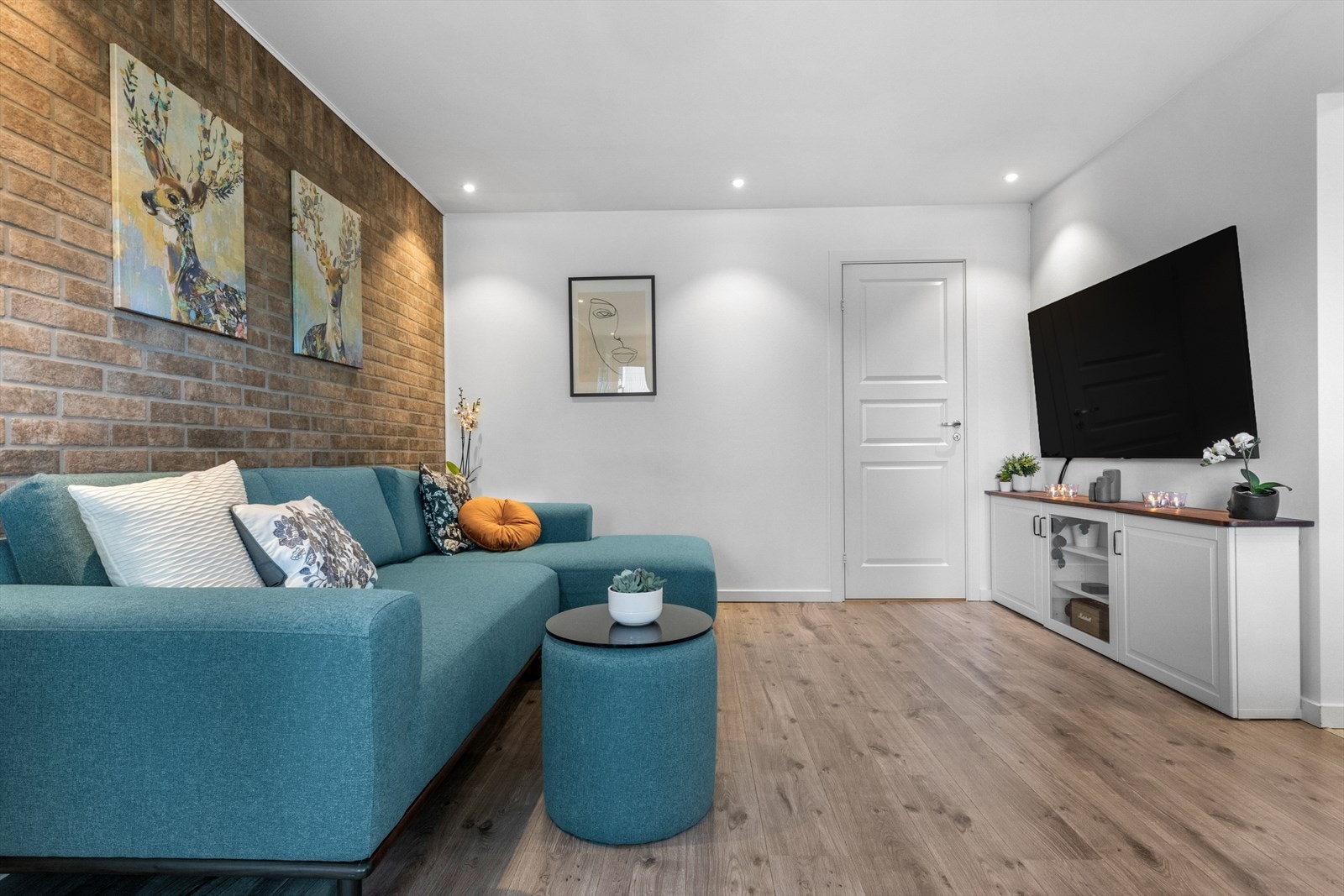 Stuen har nyere laminatgulv, slette vegger samt downlights i himling. Galleribilde