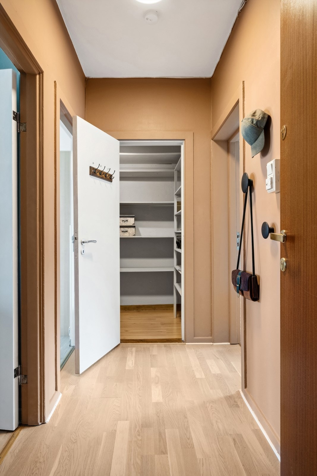 I tilknytning entréen har du tilgang til en praktisk innvendig bod som beboere setter stor pris på. I tillegg medfølger det en bod i kjeller på 2,4kvm og en på loft med gulvareal på 4,4kvm. Galleribilde