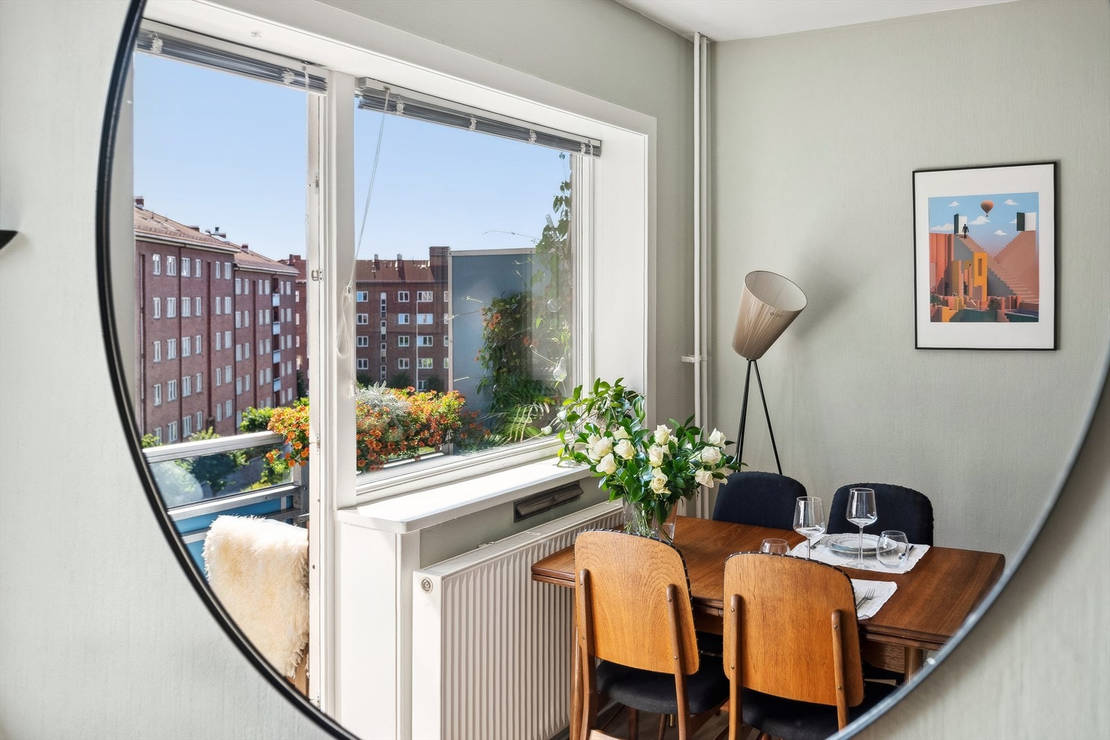 Leiligheten har en svært god intern beliggenhet i borettslaget. Her får du god oversikt over den hyppig brukte bakgården. Galleribilde