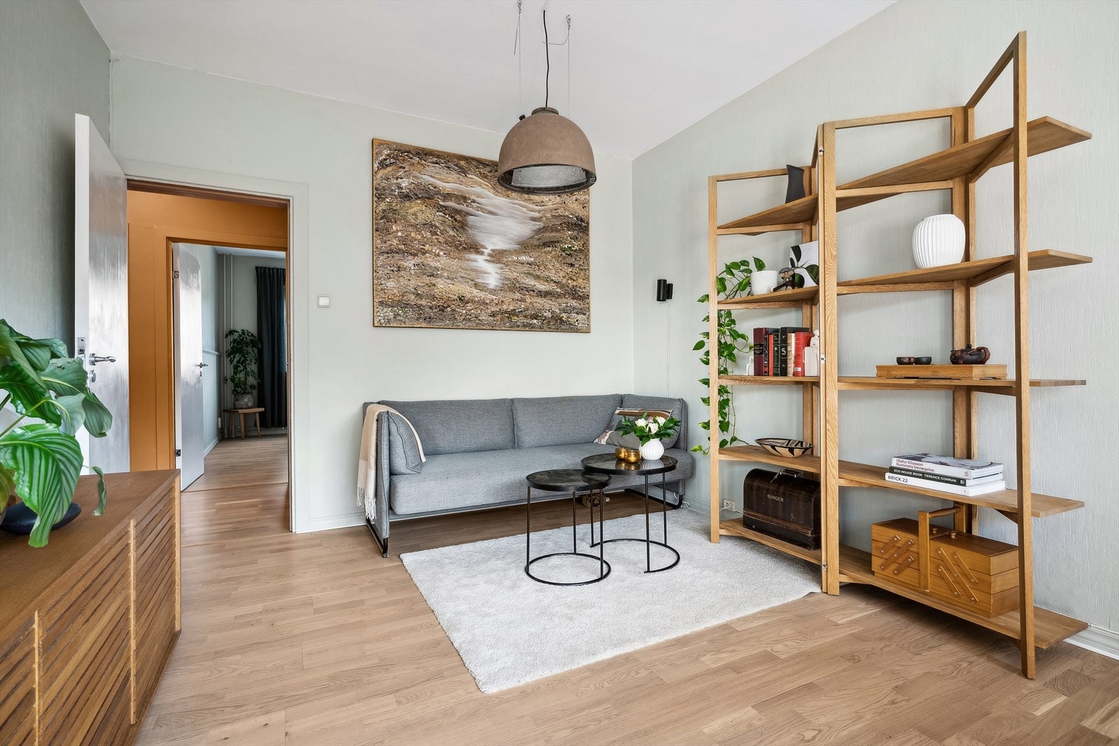 Det er gode møbleringsmuligheter og god plass til spisebord, sofa, stuebord, TV-møblement m.m. Galleribilde