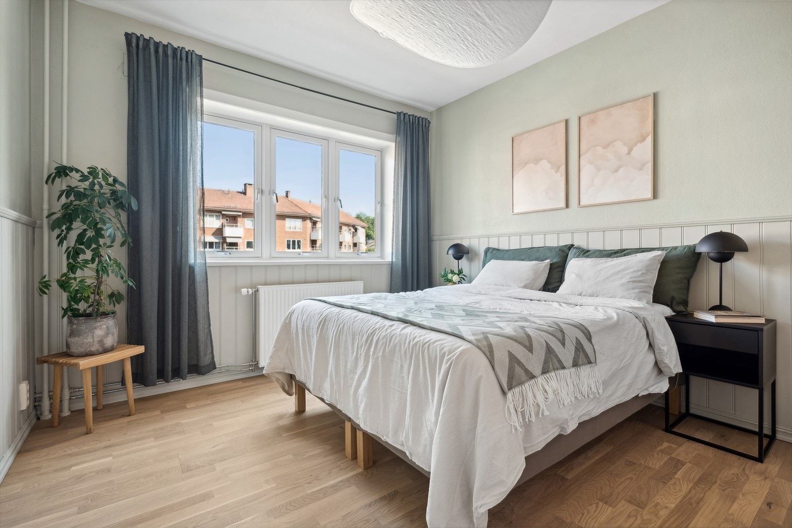Behagelig stort soverom med plass til stor seng. nattbord og hjemmekontor. Galleribilde