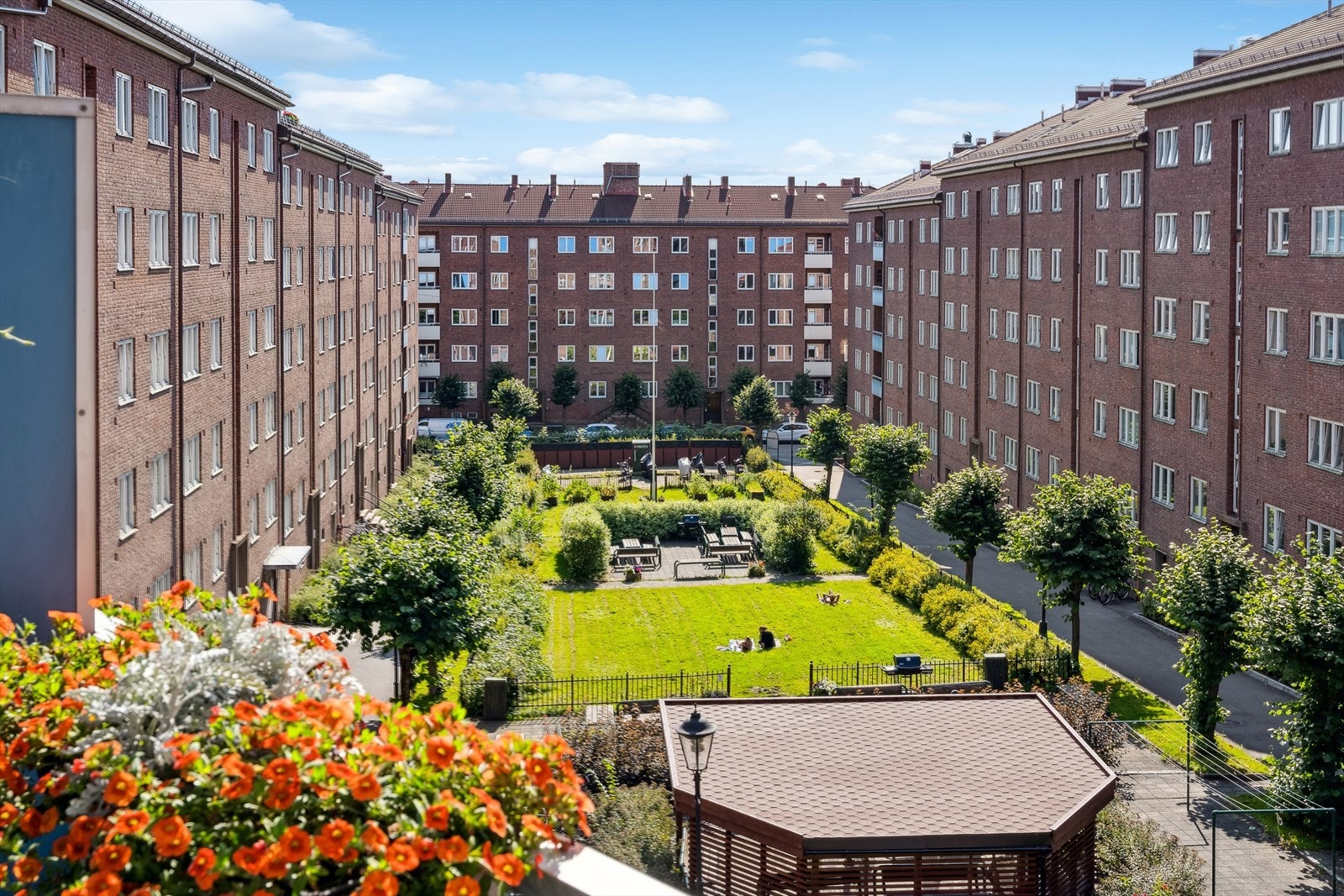 På balkongen er det gode muligheter for å sole seg mens du nyter synet av den frodige bakgården. Galleribilde