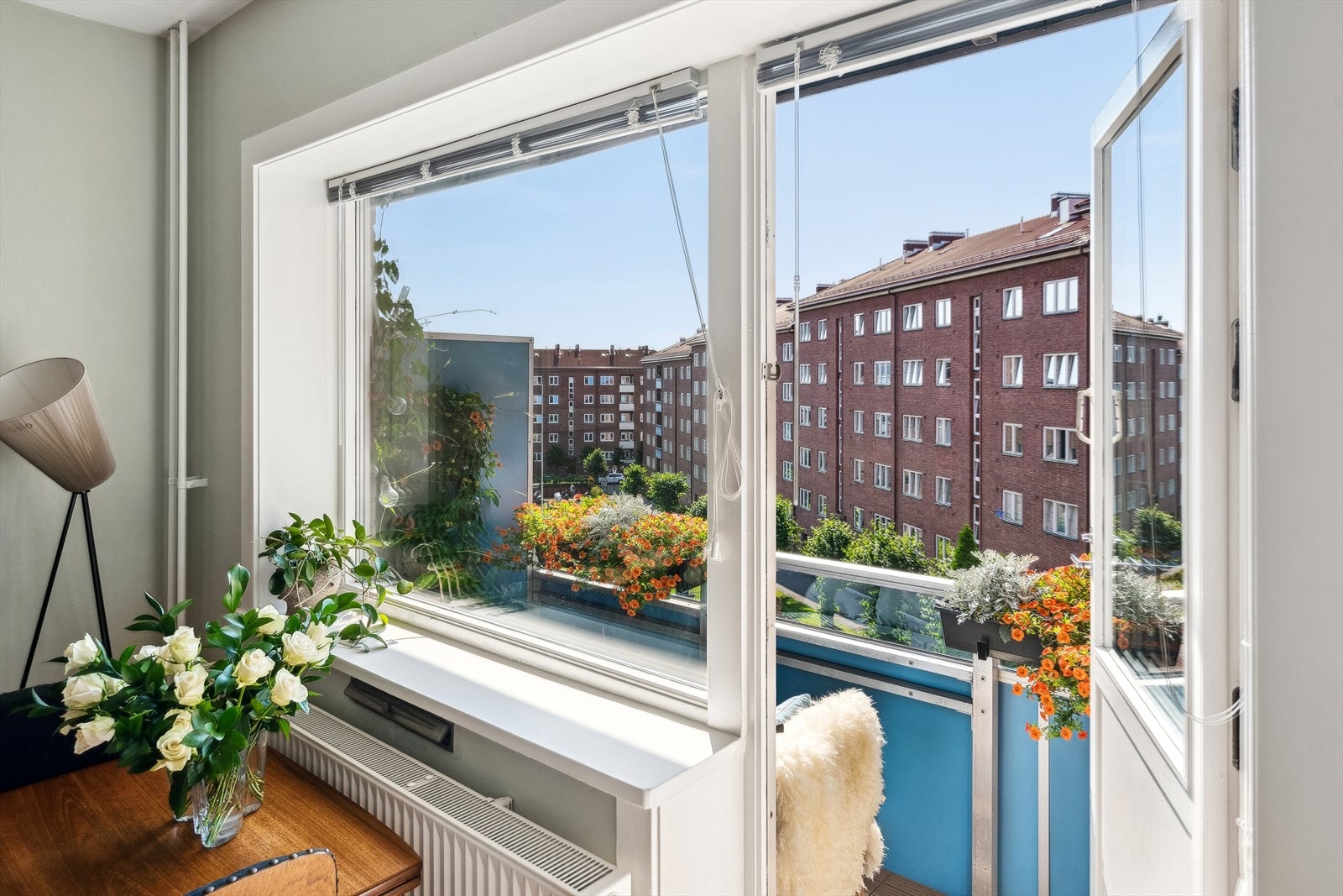 Utgang fra stue til vestvendt balkong på ca. 3,7 m². Galleribilde
