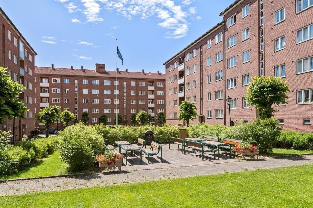 Stor idyllisk bakgård med sitteplasser. Galleribilde