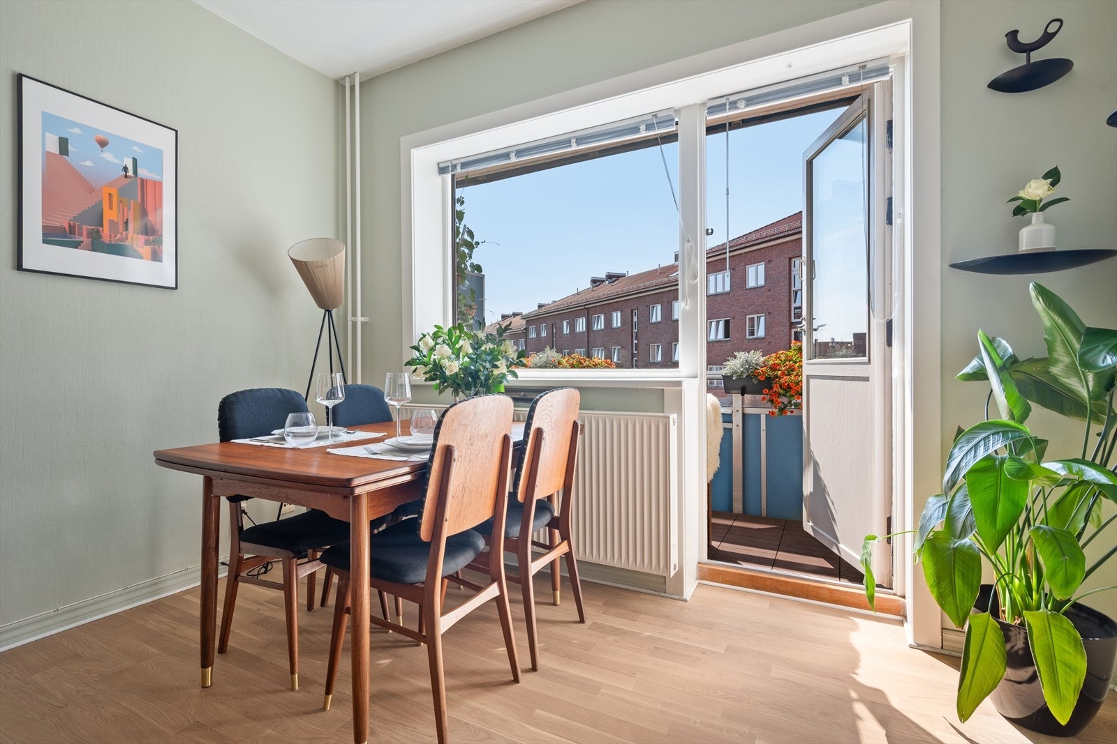 Nå har du muligheten til å kjøpe en rålekker 2-roms som har en svært god intern beliggenhet i borettslaget! Galleribilde