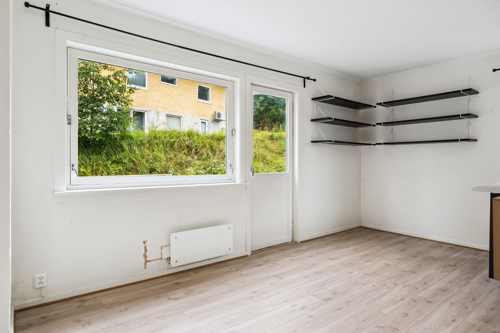 Stue, med god plass til sofakrok og spiseplass Galleribilde