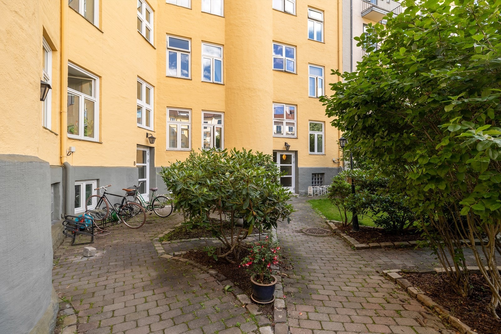Pent opparbeidet bakgård med sykkelparkering. Galleribilde