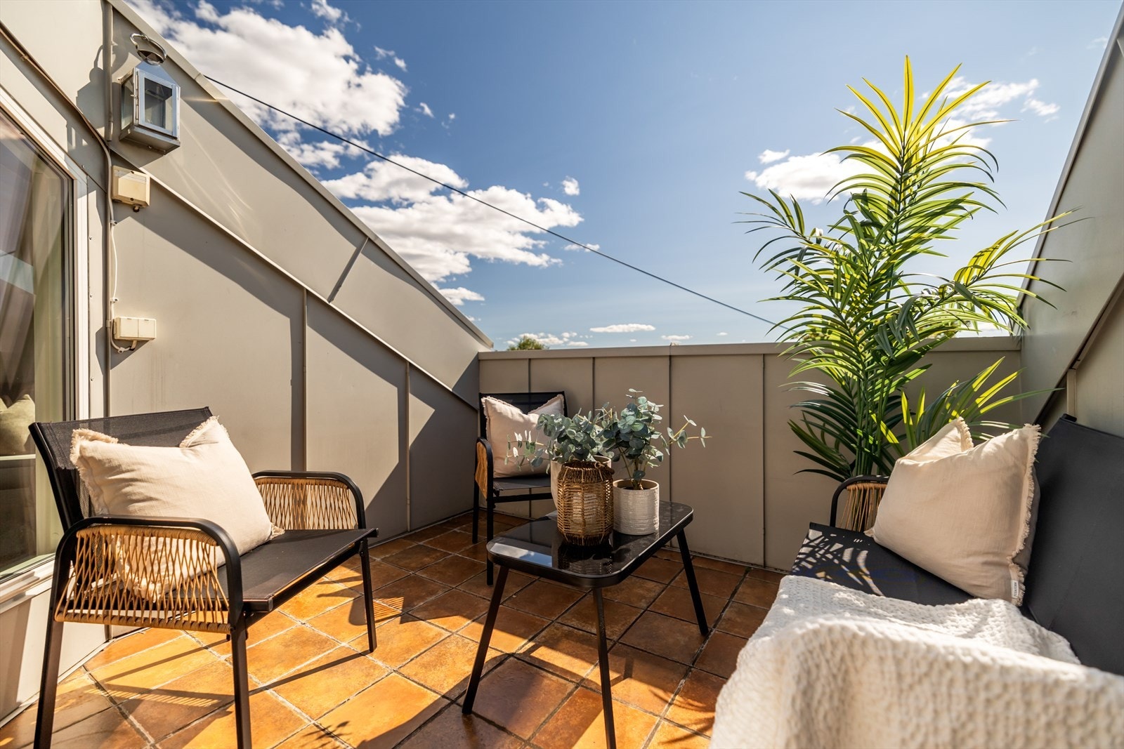 Solrik takterrasse med god plass til sittegruppe og ønsket møblement. Galleribilde