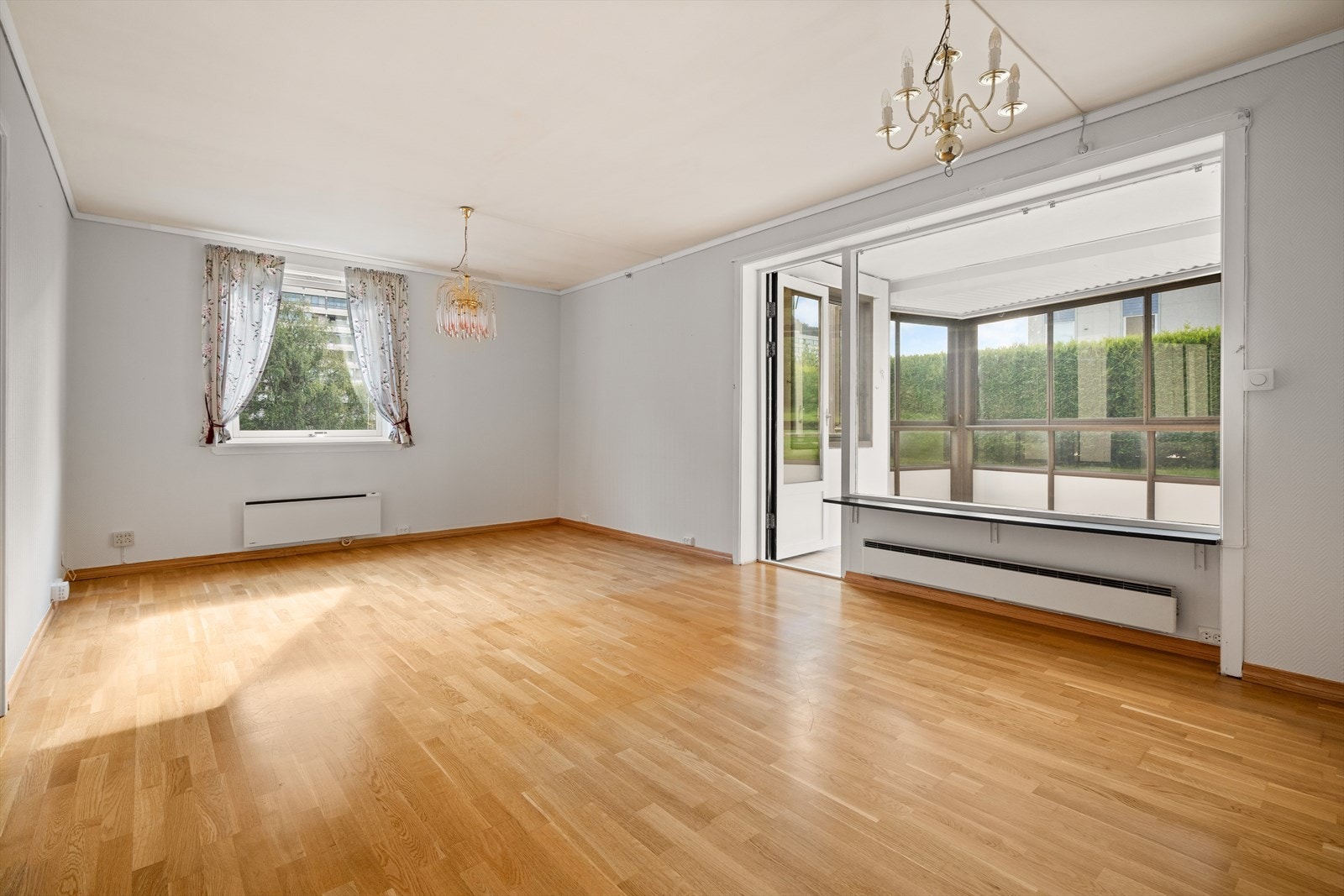 Fra stue har man direkte tilgang til innglasset balkong. Galleribilde