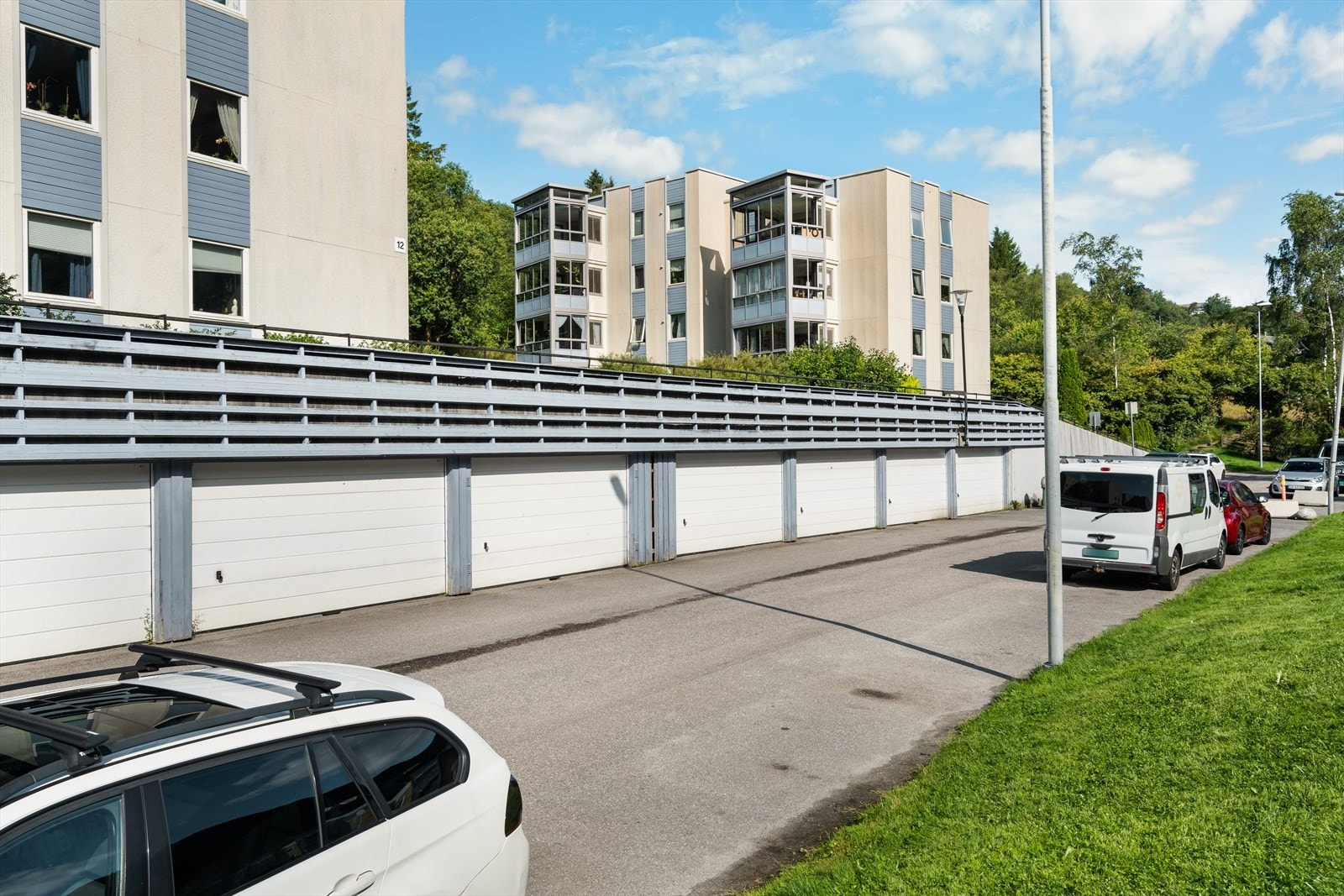 Det medfølger fast plass i garasje med mulighet for å tegne ladeabonnement til el-bil. Galleribilde
