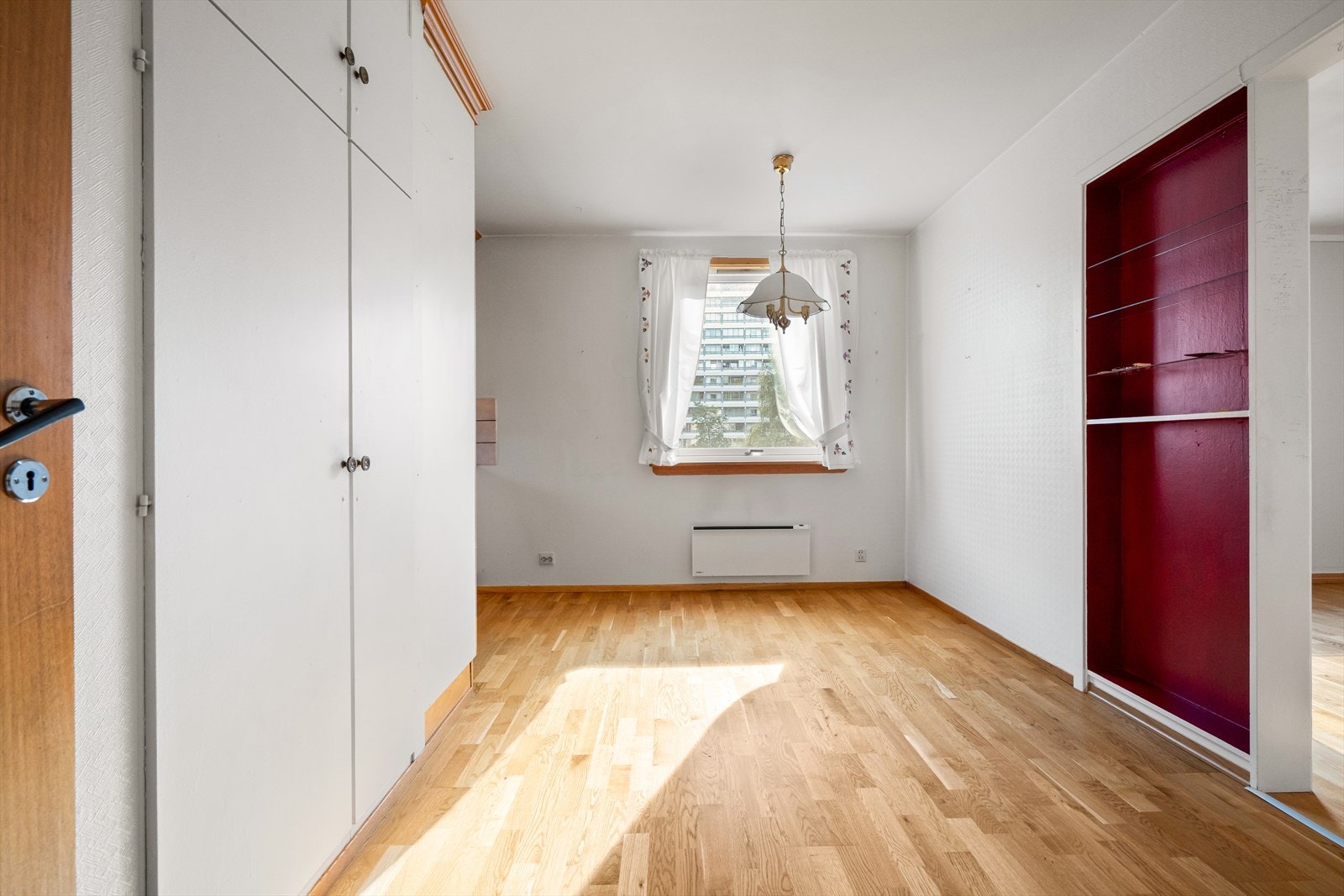Fra gang kommer man inn til kjøkkenet. Her er det en egnet krok til spisebord. Galleribilde