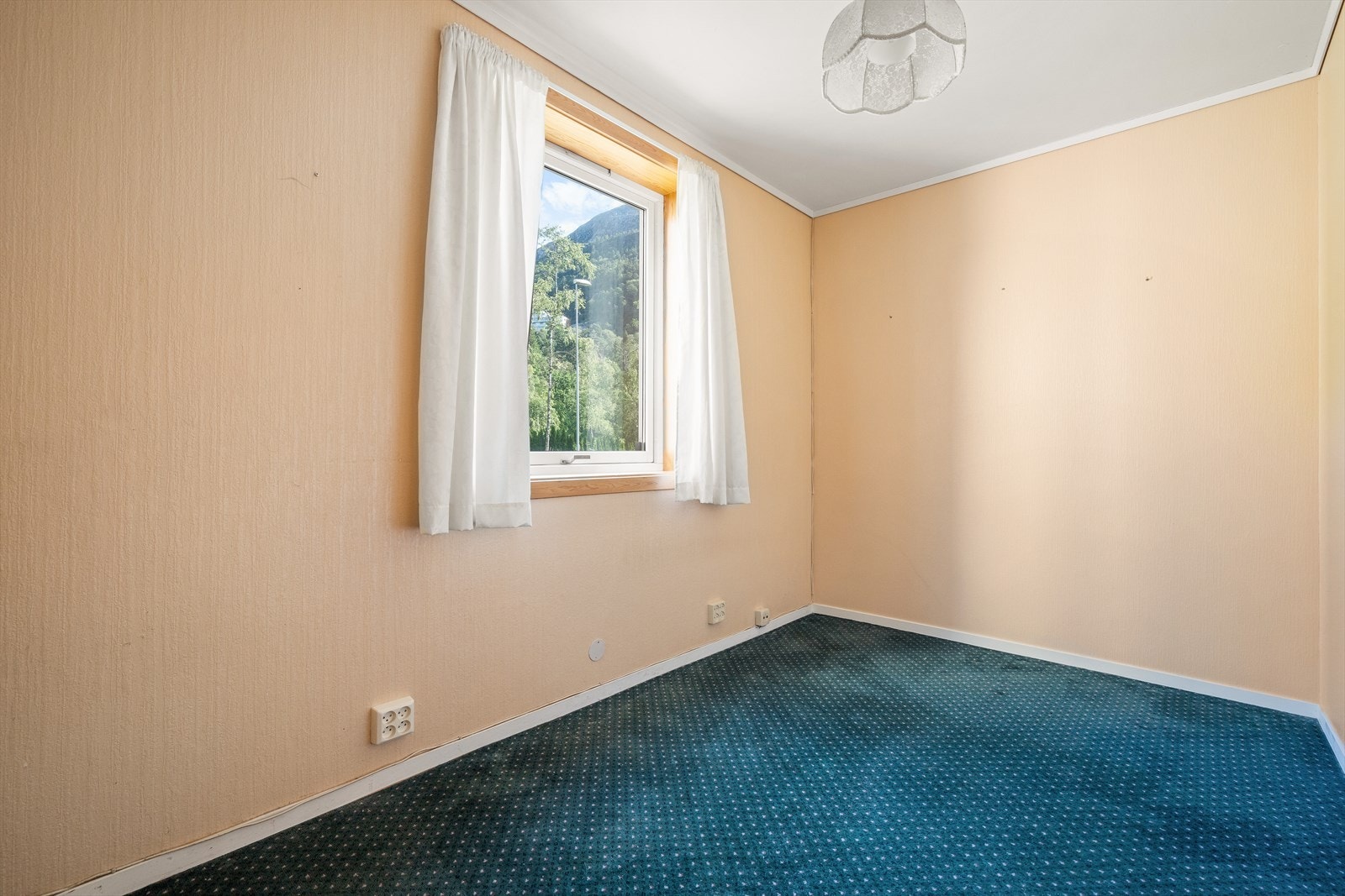 Det andre soverommet med adkomst fra gang har god plass til seng, garderobeløsning og nattbord. Galleribilde