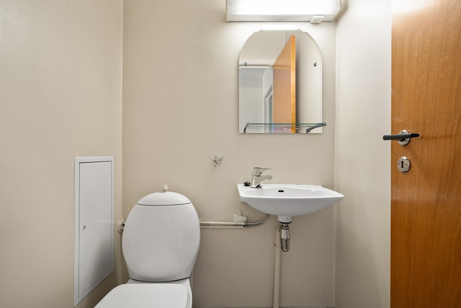 Separat toalett vegg-i-vegg med badet. Galleribilde