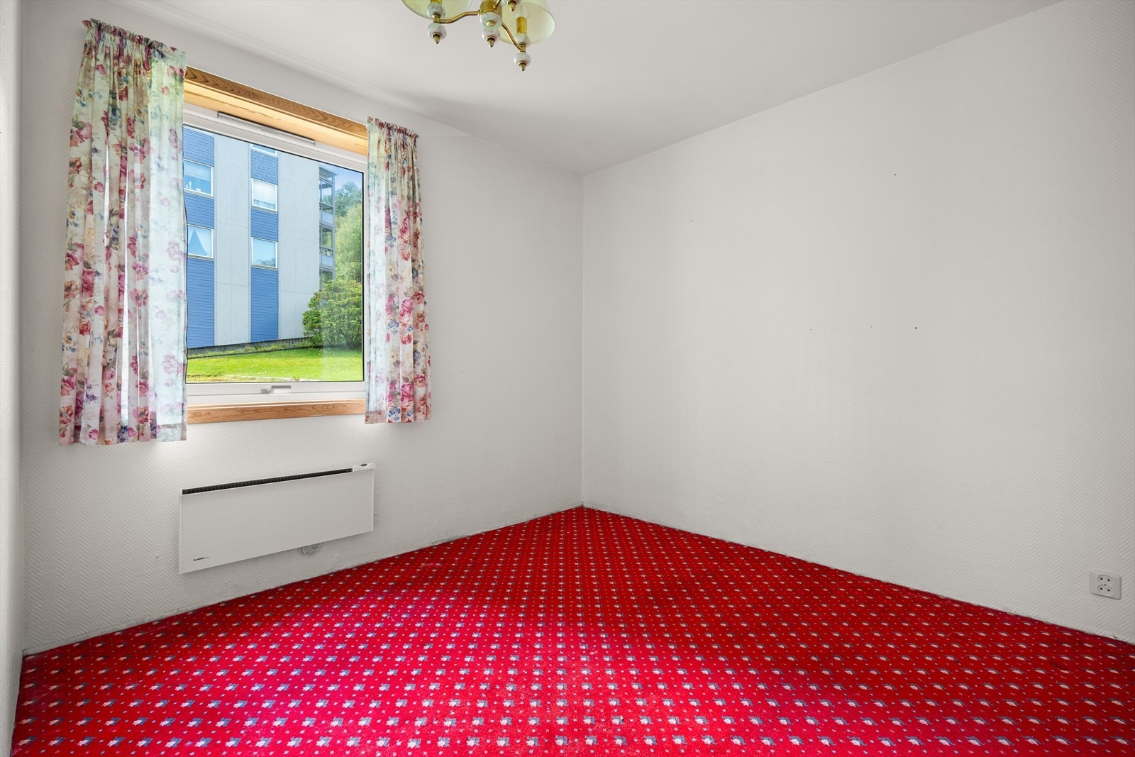 Fra stuen har man også adkomst til leilighetens hovedsoverom på 10.9m² Galleribilde
