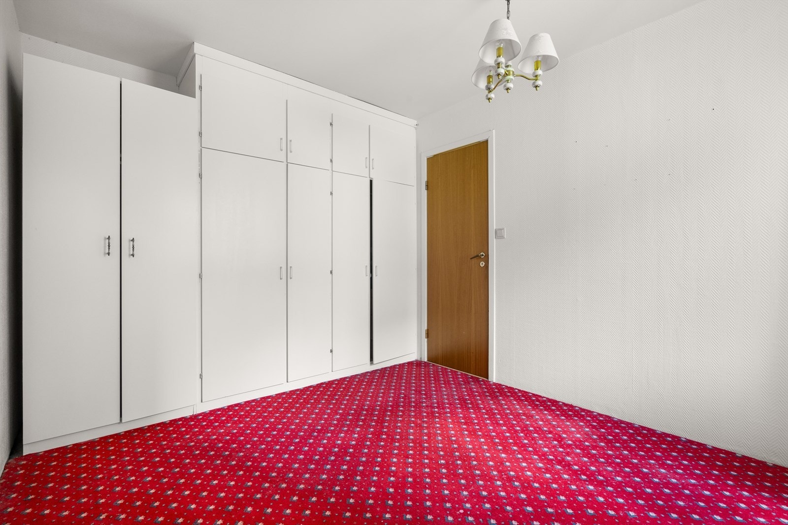 Her har man god plass til oppbevaring, dobbeltseng og nattbord. Galleribilde