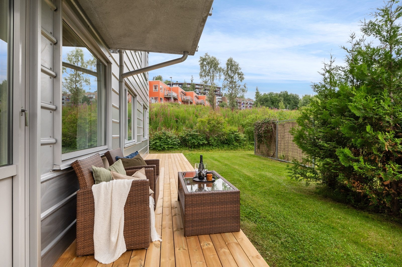 Fra stuen er det direkte utgang til sørvest-vendt og overbygd markterrasse på 22 m². Galleribilde