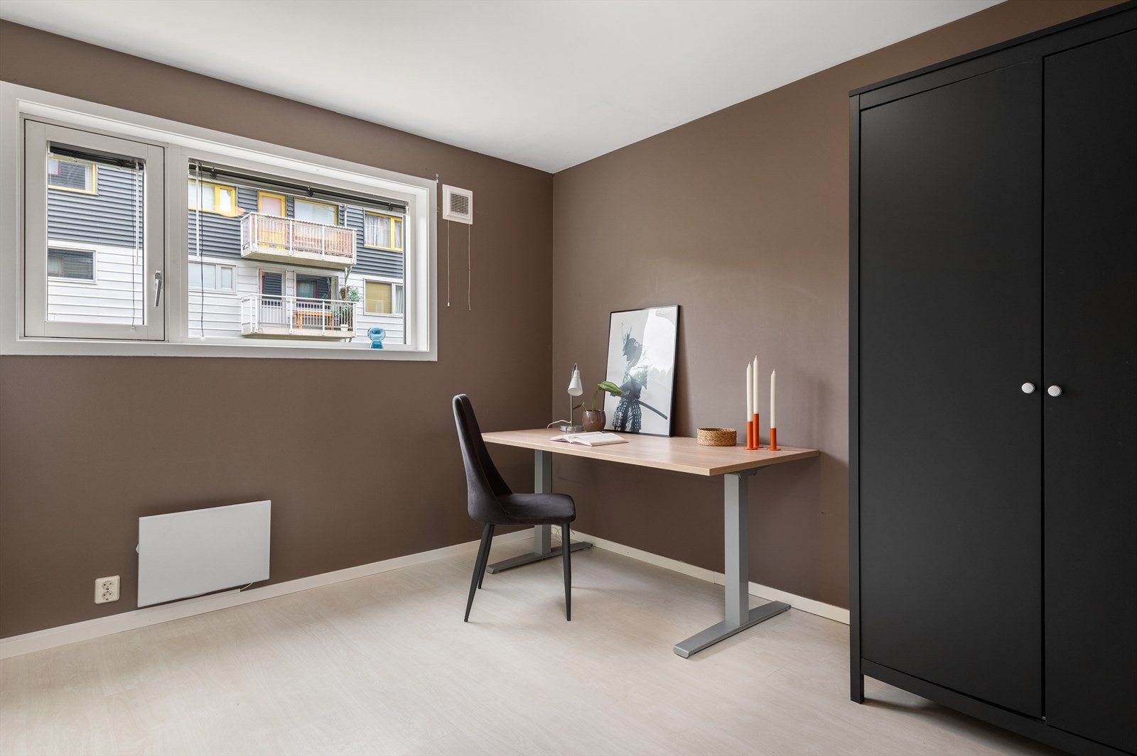 Soverommet på 11 m² benyttes i dag som gjesterom. Det er laminat på gulv, malt overflate og panel på vegger Galleribilde