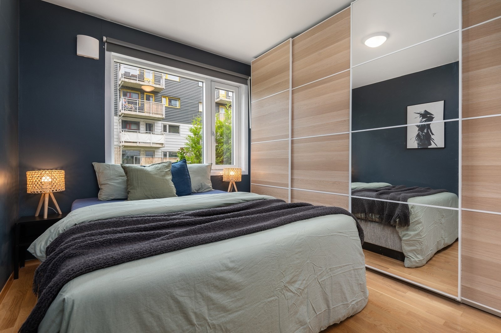 Rommet får inn godt med naturlig dagslys fra vindusflatene og har god plass til dobbeltseng og annet møblement. Galleribilde