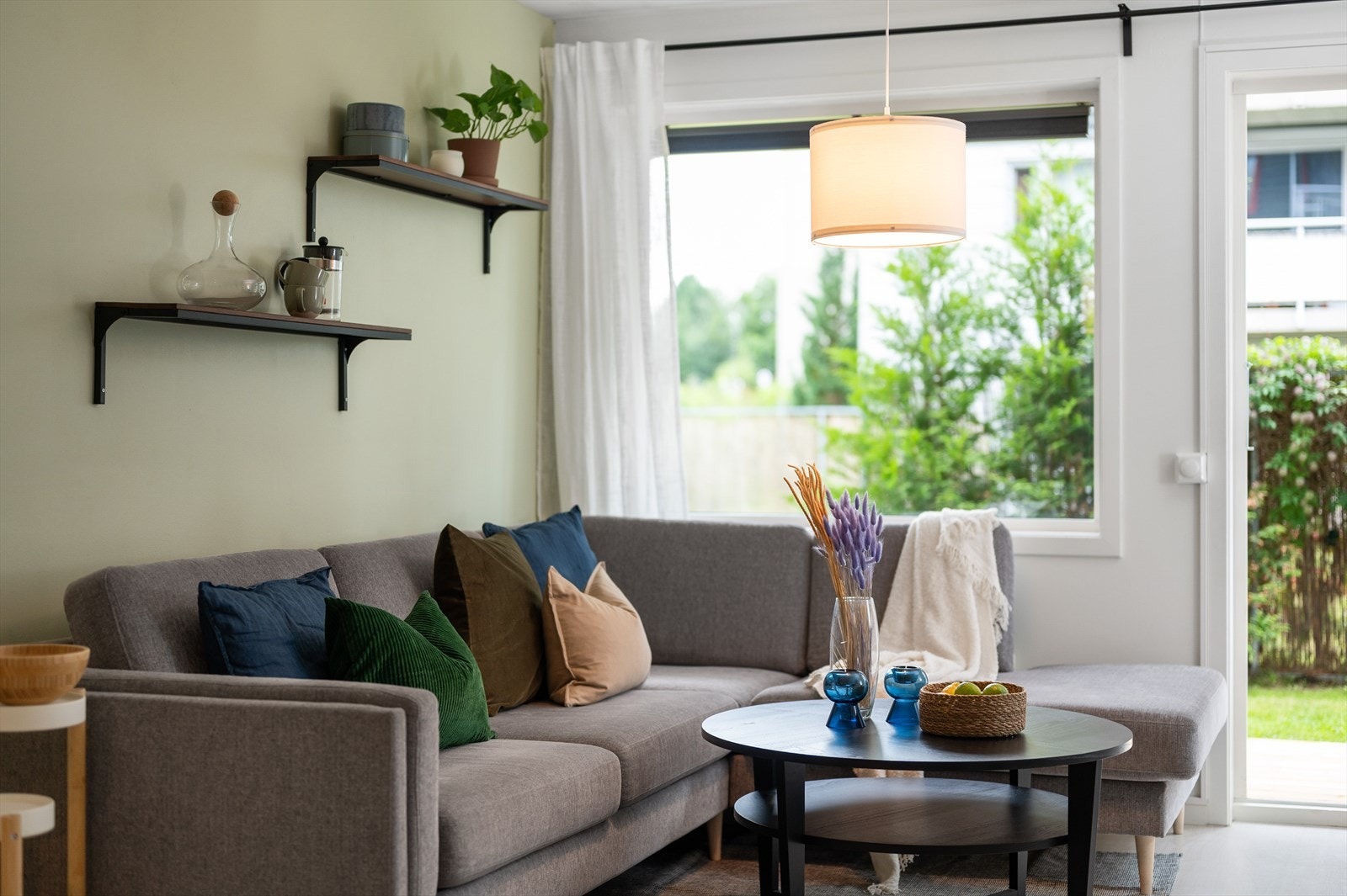 Allrommet inkluderer stue og kjøkken i en åpen løsning på 19,5 m². Nåværende eier har hatt stor pris på fleksibiliteten og muligheten til å utvide hovedleiligheten med et ekstra soverom dersom behovet endrer seg over tid. Galleribilde
